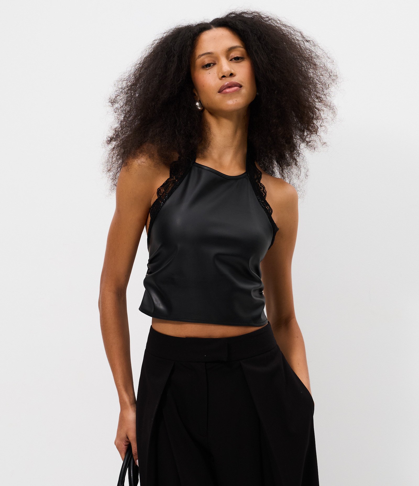 Blusa Frente Única em PU com Aplicação de Renda Preto 1