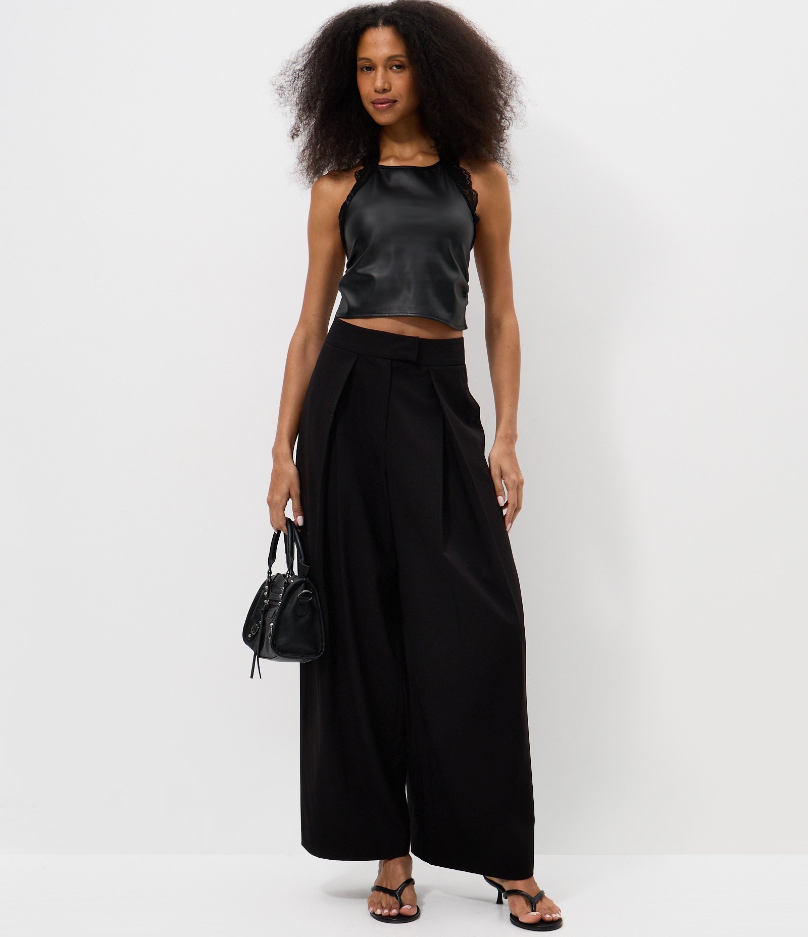 Blusa Frente Única em PU com Aplicação de Renda Preto 2