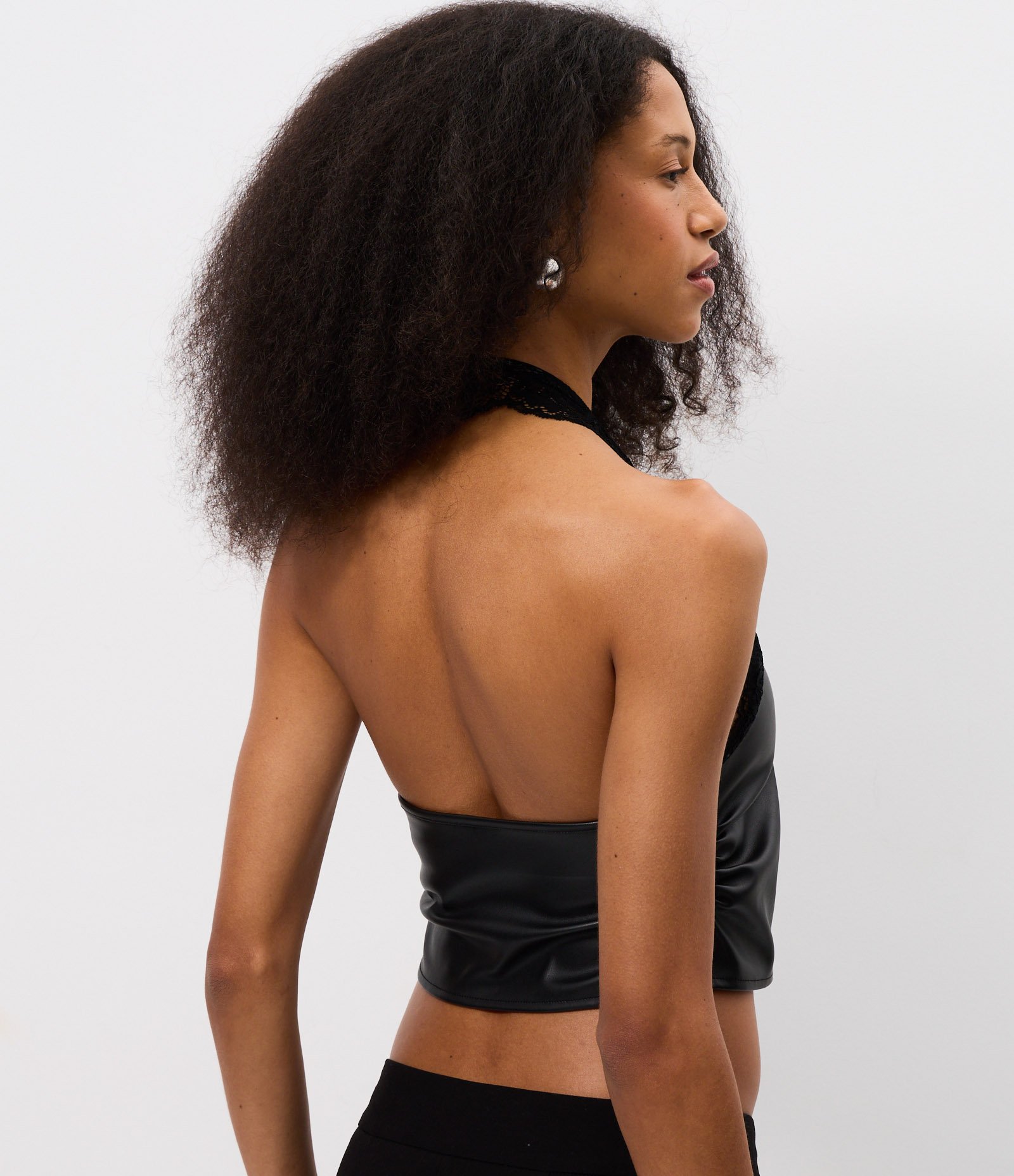 Blusa Frente Única em PU com Aplicação de Renda Preto 4