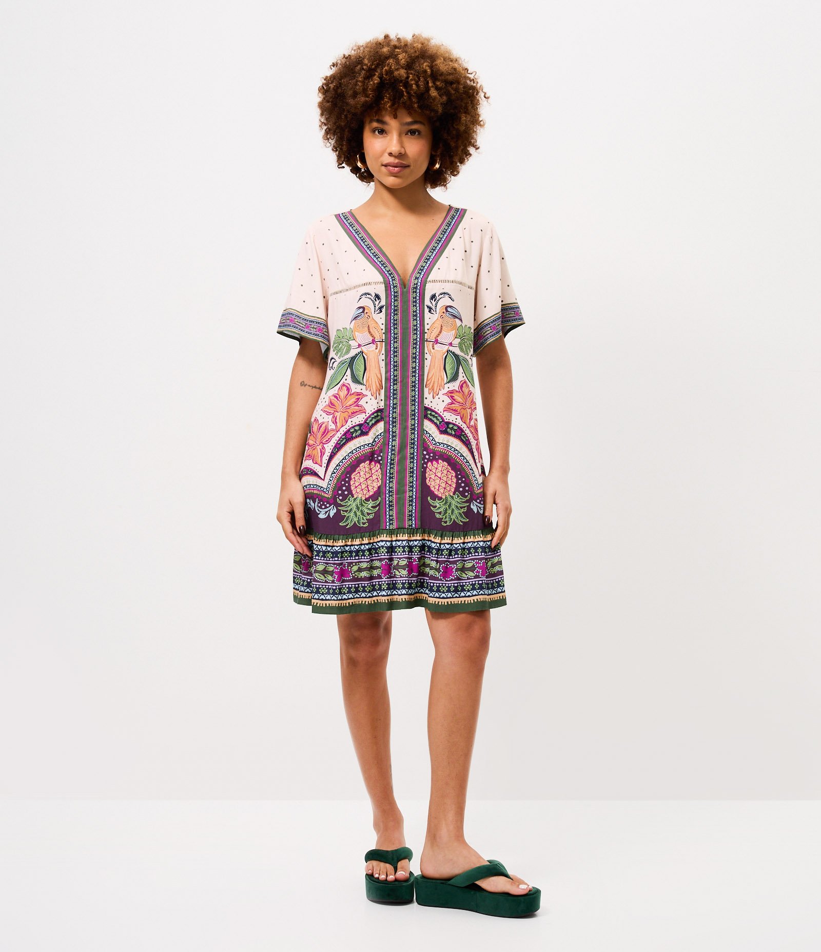 Vestido Curto em Viscose com Estampa Tropical e Manga Flare Off White 2
