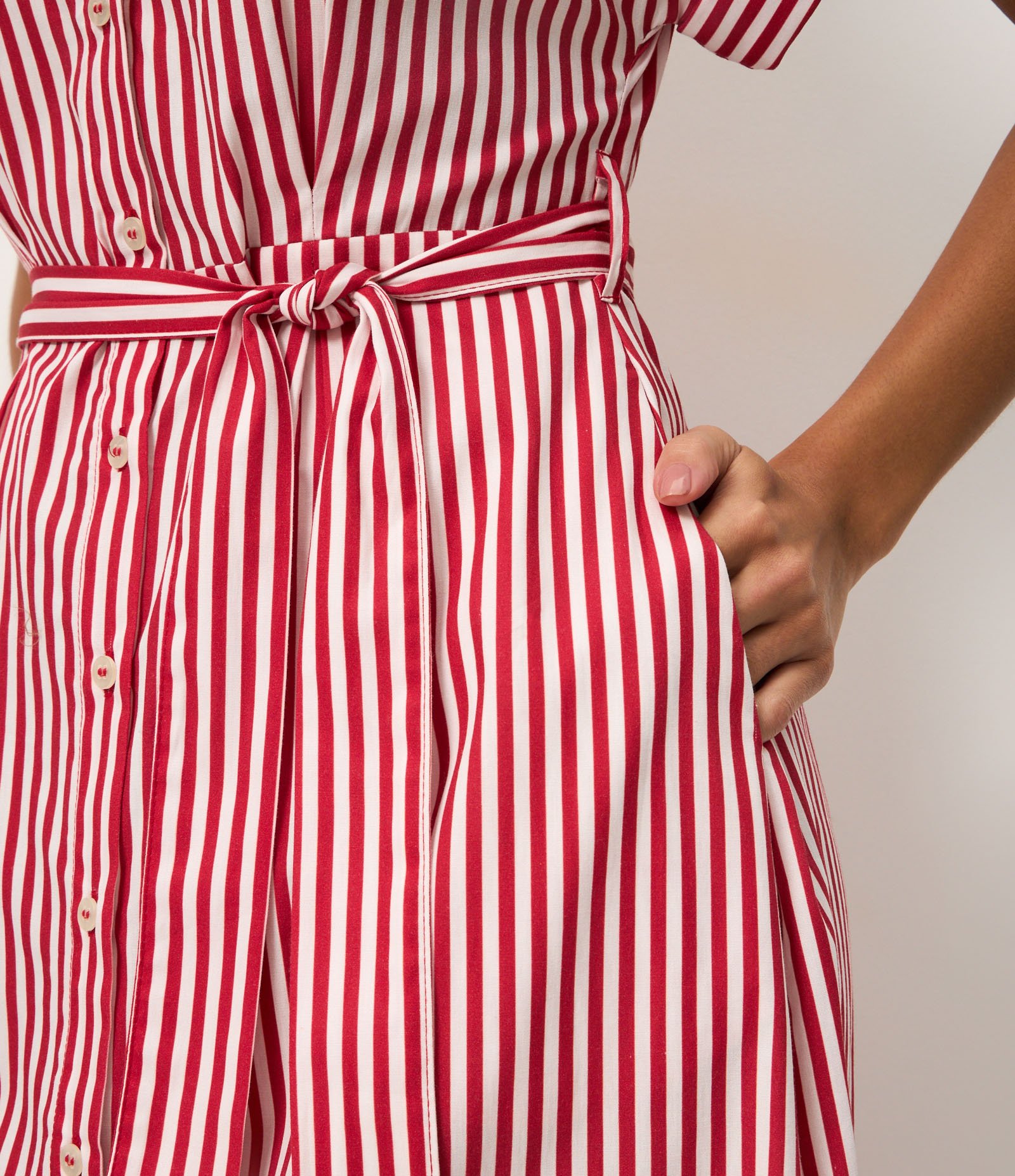 Vestido Chamise com Faixa na Cintura e Estampa Listrada Vermelho 4