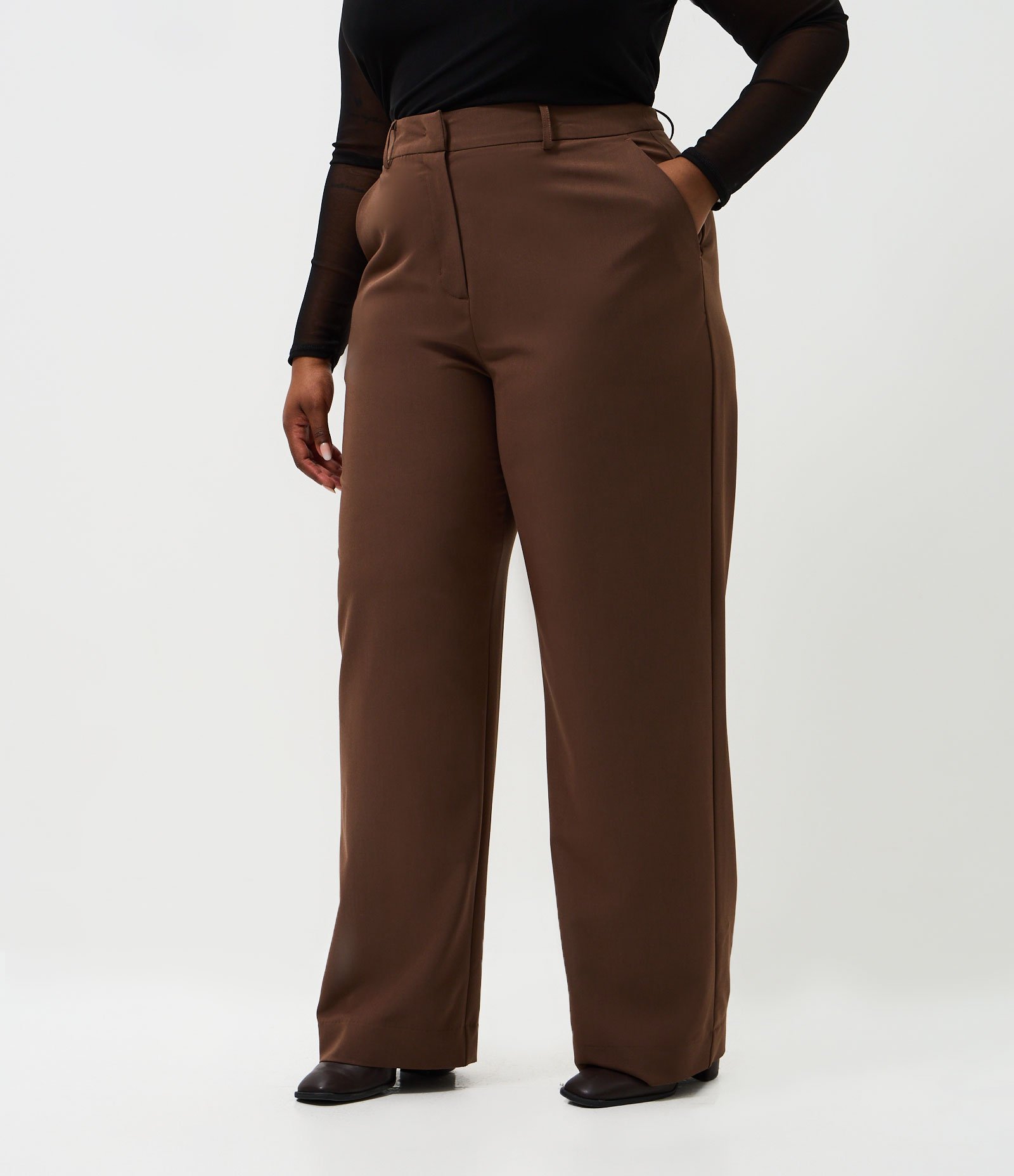 Calça Alfaiatada com Bolso Faca Curve & Plus Size Marrom 2