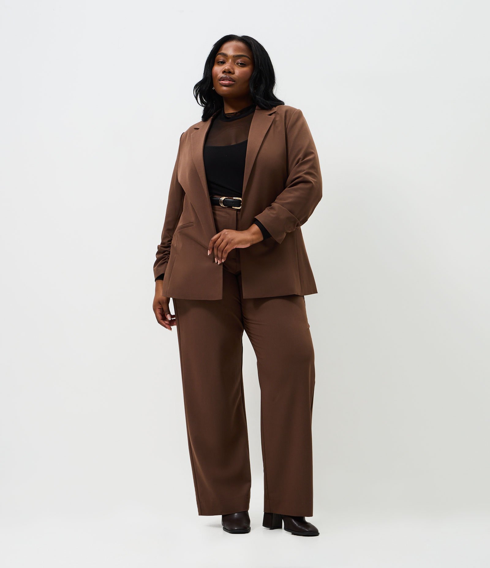 Blazer Alongado em Crepe Manga Puxadinha Curve & Plus Size Marrom 2