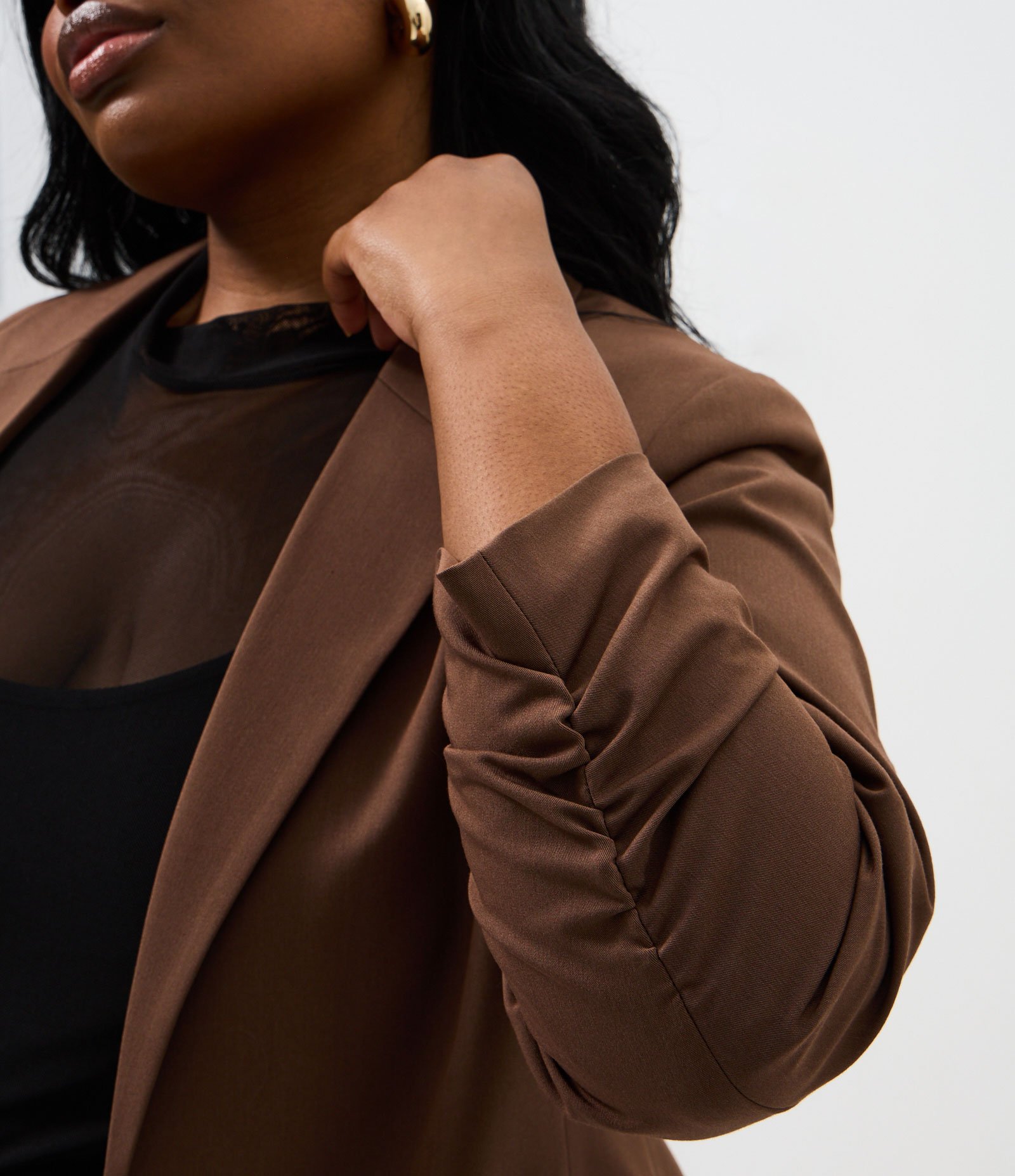 Blazer Alongado em Crepe Manga Puxadinha Curve & Plus Size Marrom 3