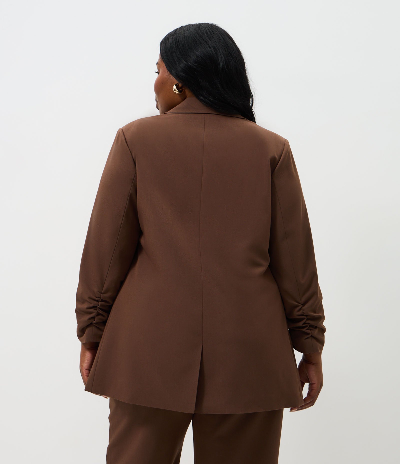 Blazer Alongado em Crepe Manga Puxadinha Curve & Plus Size Marrom 4