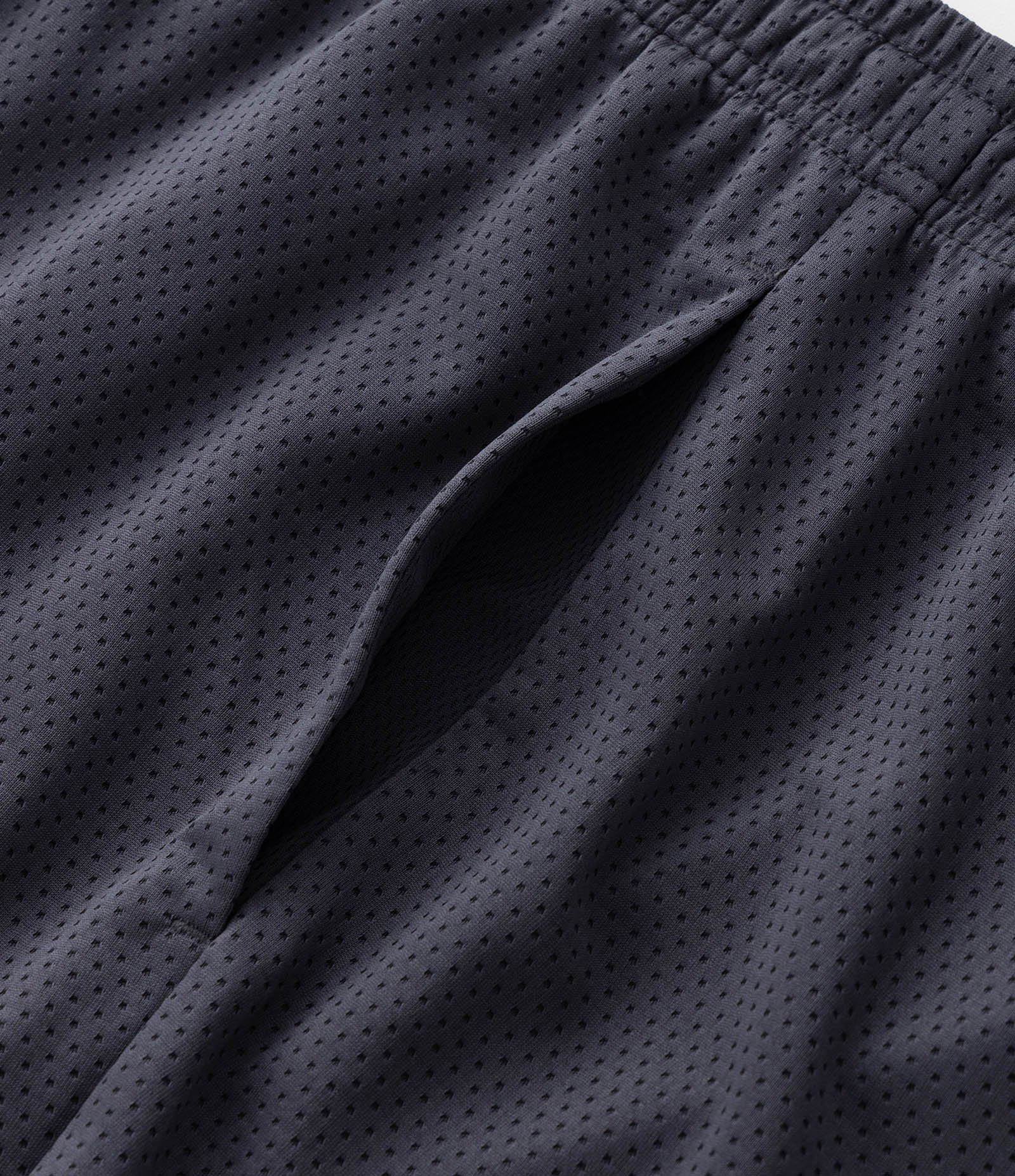 Bermuda Lisa em Microfibra com Textura de Furinhos Cinza 3