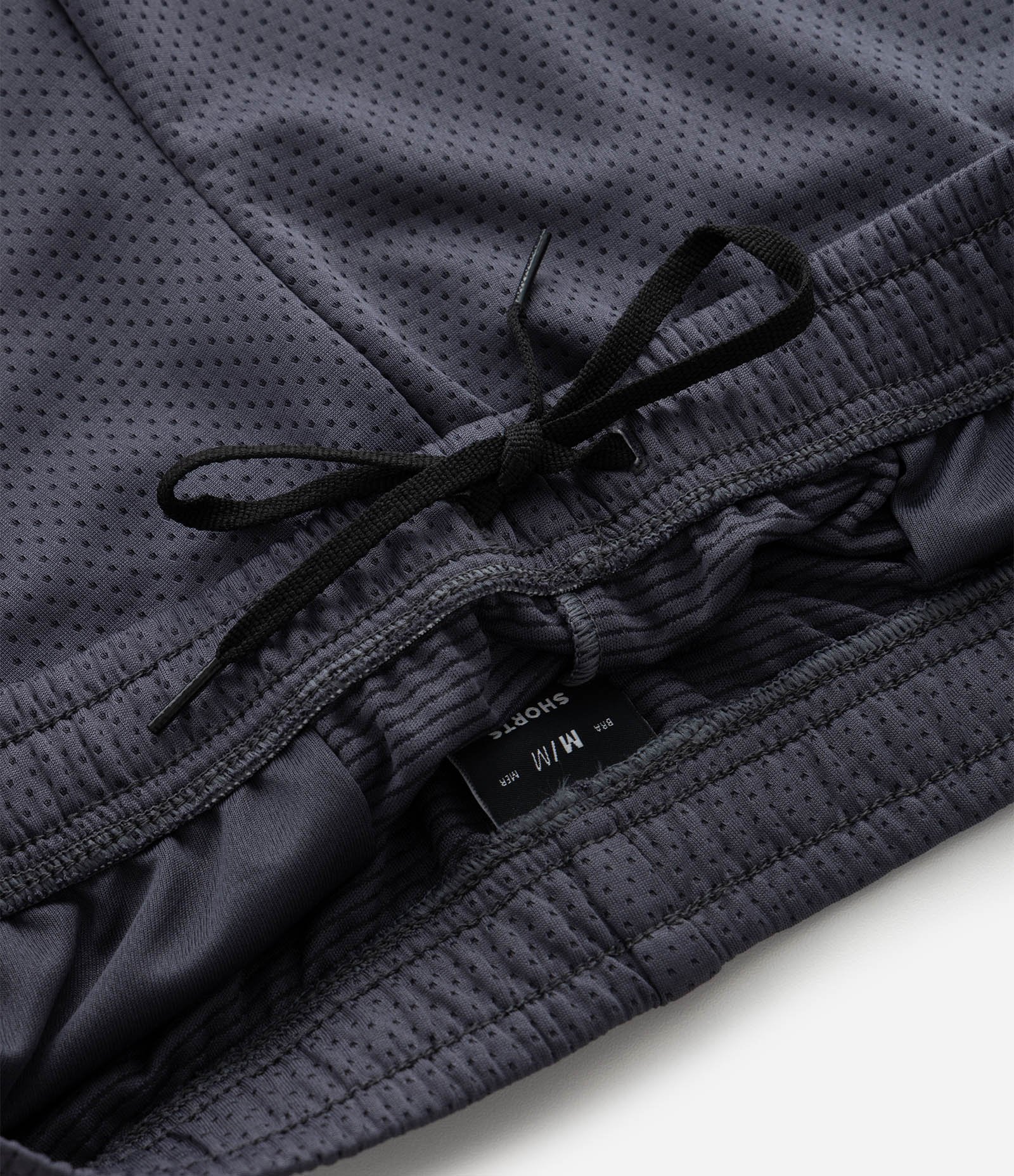 Bermuda Lisa em Microfibra com Textura de Furinhos Cinza 4