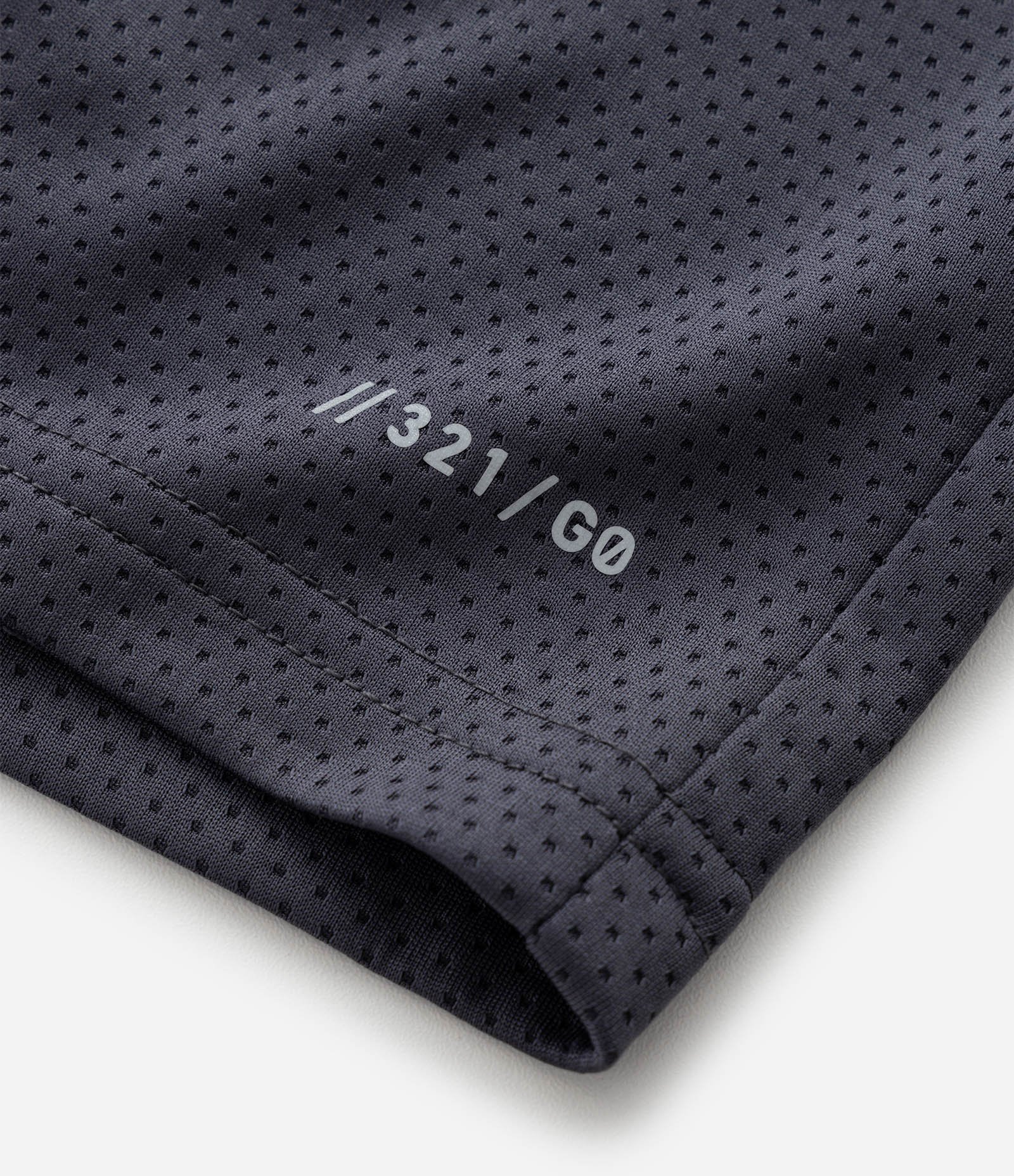 Bermuda Lisa em Microfibra com Textura de Furinhos Cinza 5