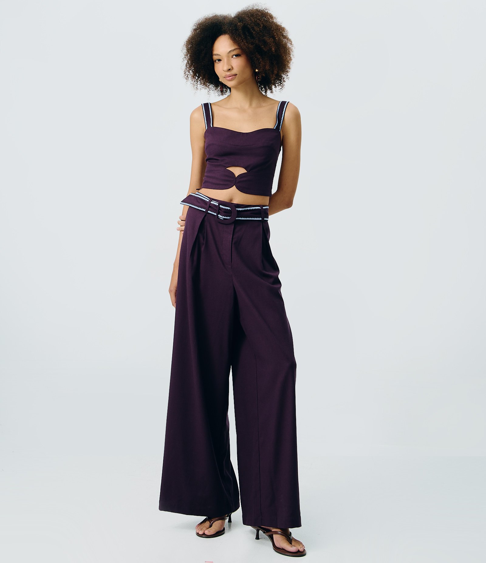 Blusa Cropped Regata em Viscolinho com Decote Coração e Abertura Frontal Roxo 2
