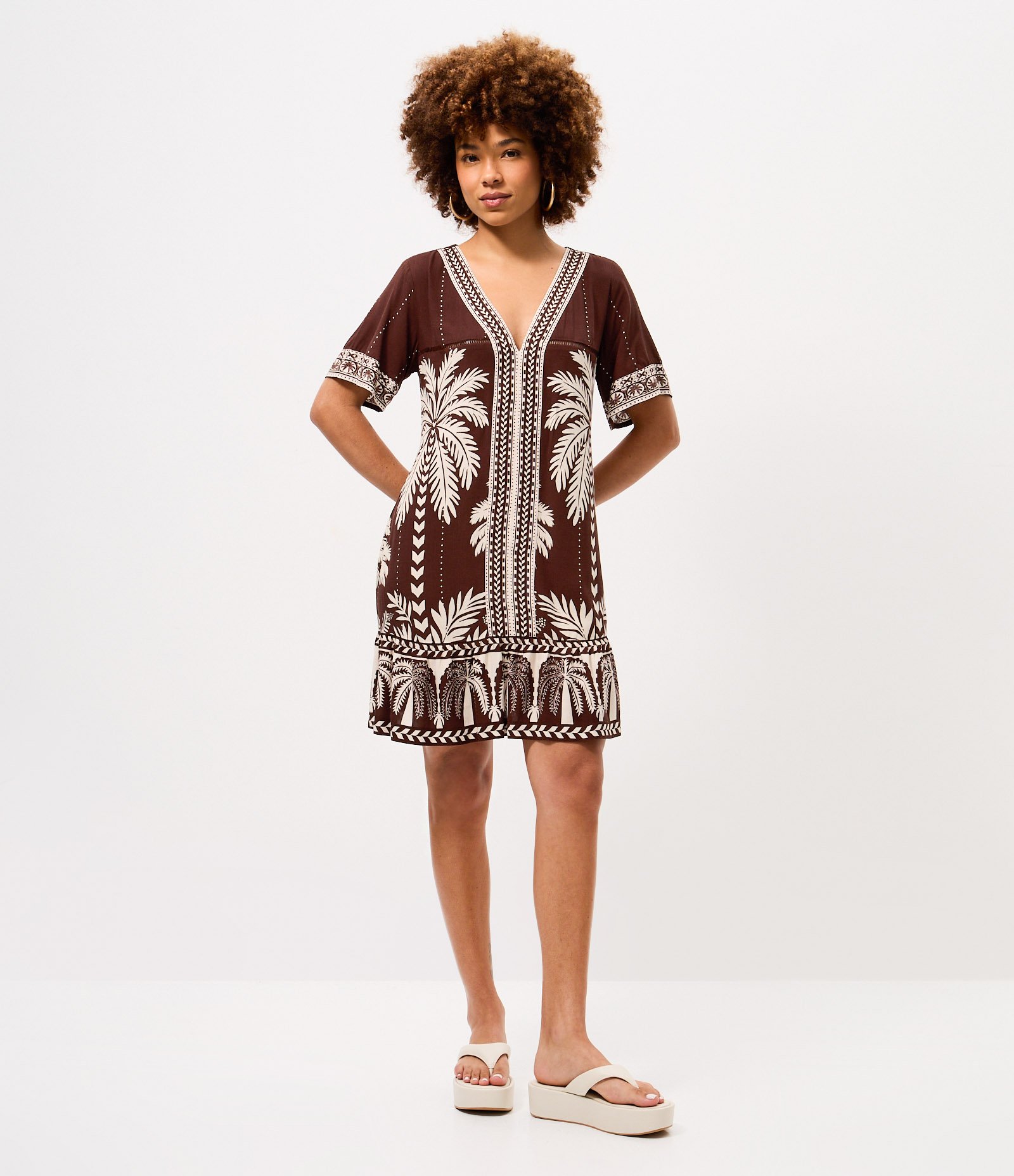 Vestido Curto em Viscose com Estampa Coqueiros e Decote V Marrom 2