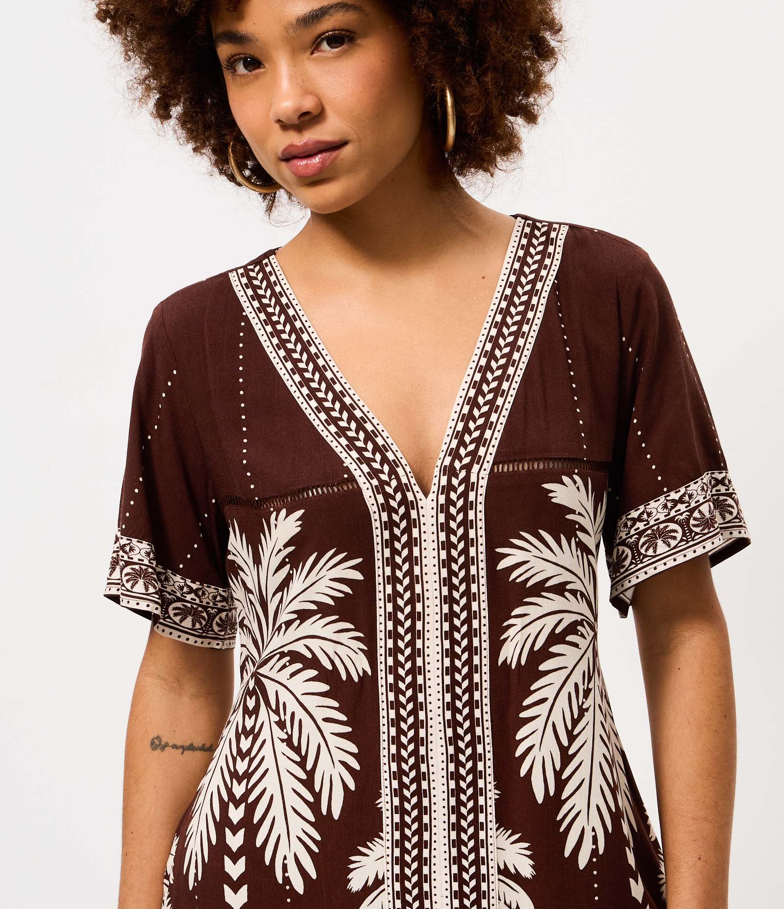 Vestido Curto em Viscose com Estampa Coqueiros e Decote V Marrom 3