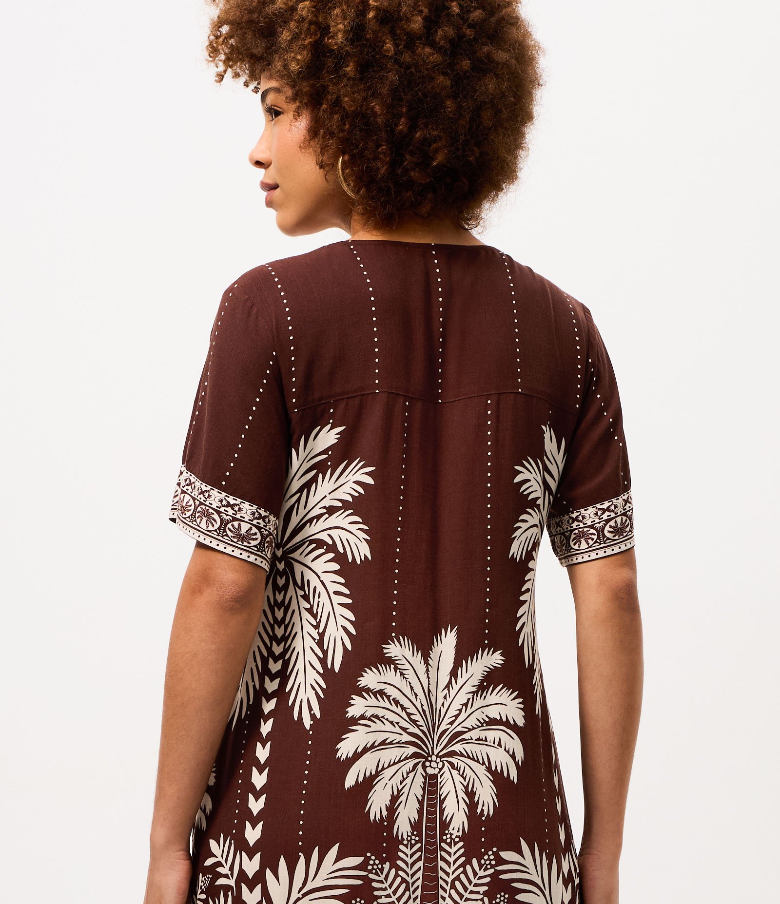 Vestido Curto em Viscose com Estampa Coqueiros e Decote V Marrom 4