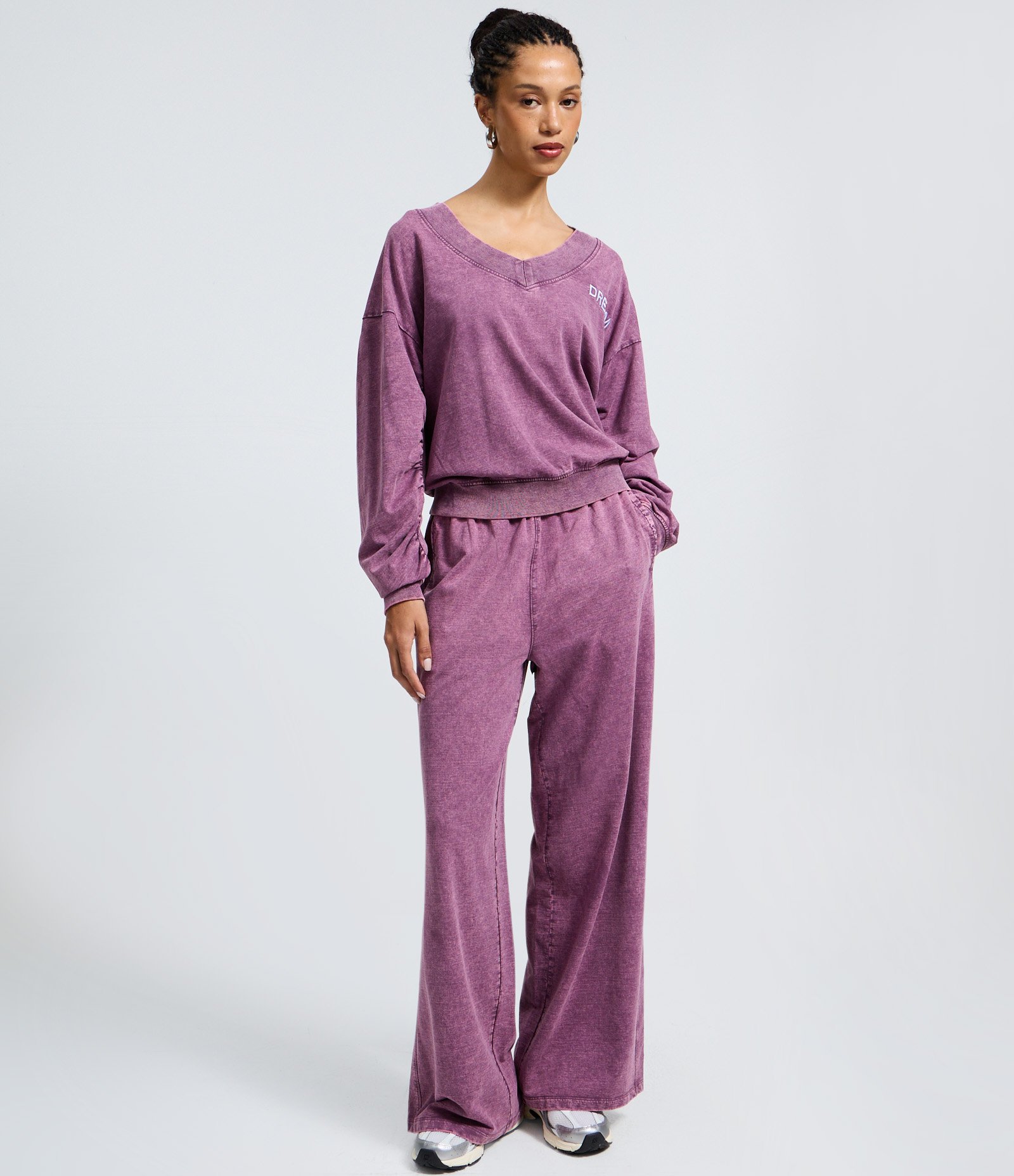 Blusão em Moletom Lavado com Decote V e Lettering Localizado Roxo 2