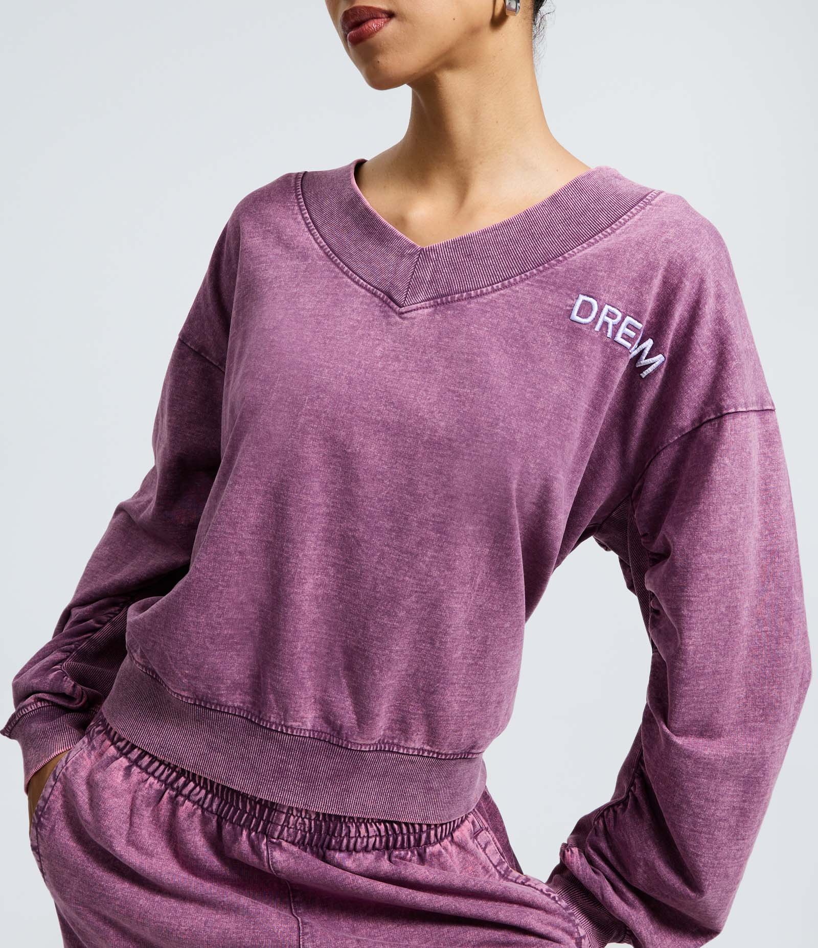 Blusão em Moletom Lavado com Decote V e Lettering Localizado Roxo 3