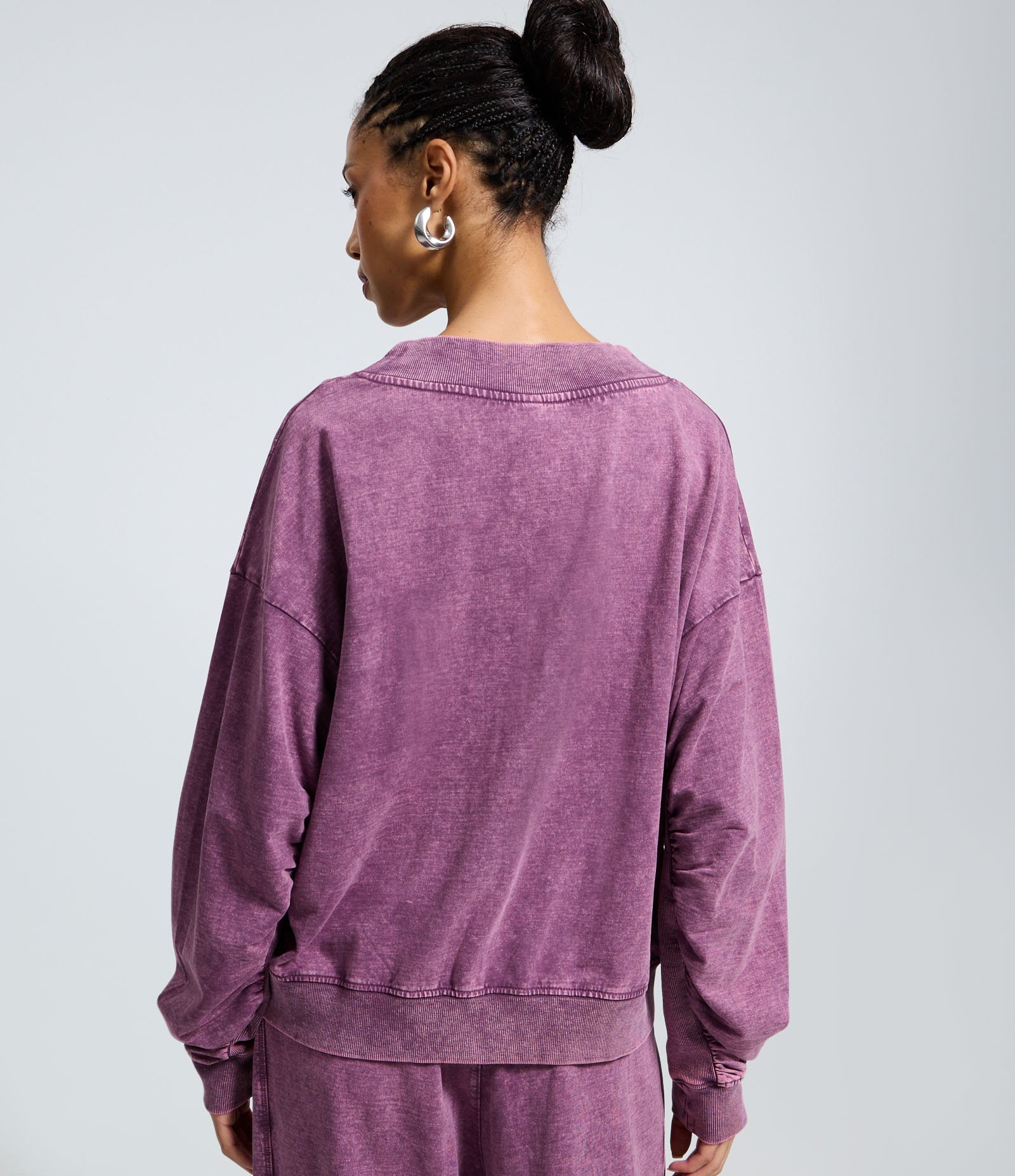 Blusão em Moletom Lavado com Decote V e Lettering Localizado Roxo 4