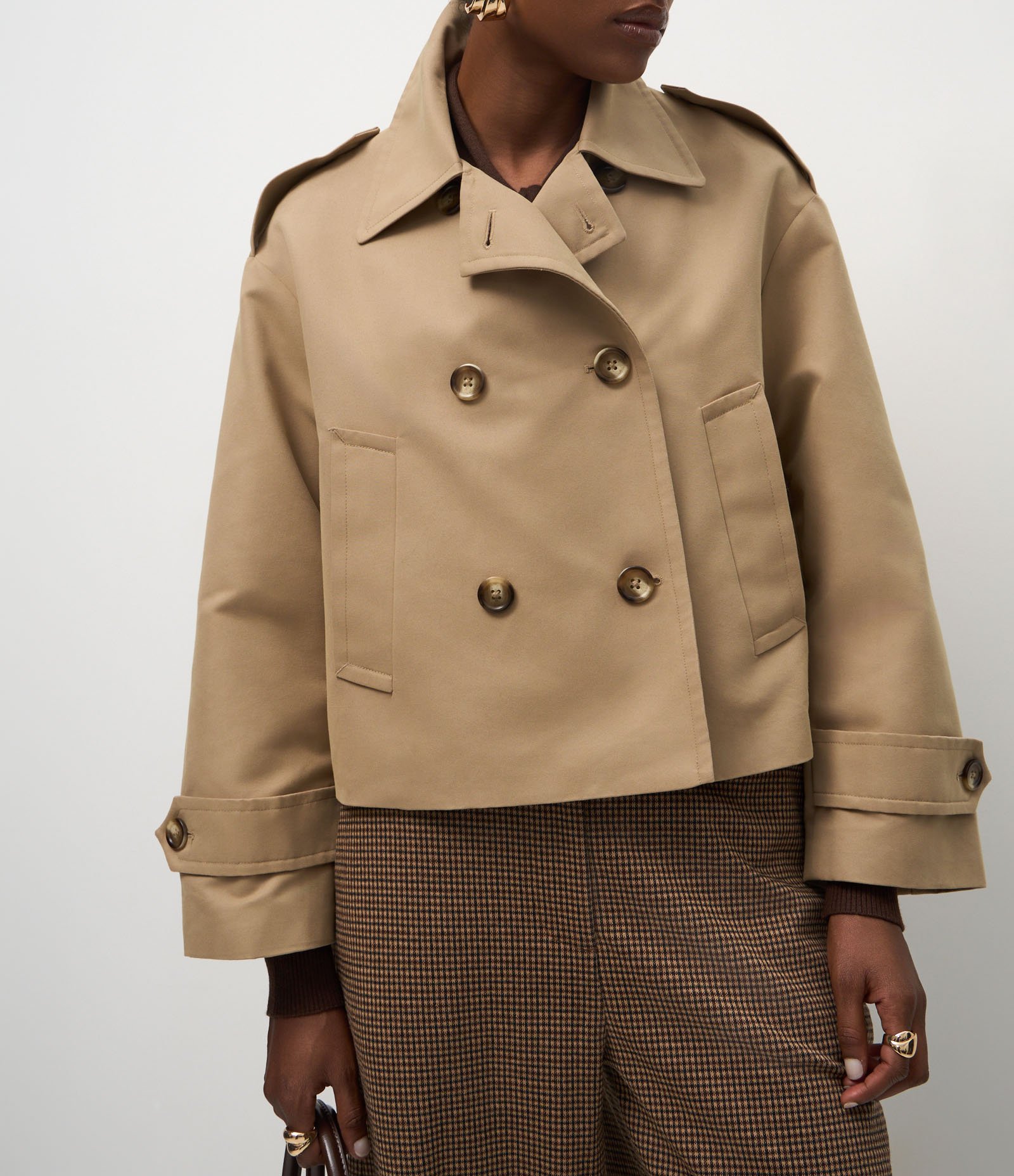 Trench Coat Curto com Abotoamento Transpassado Bege 4