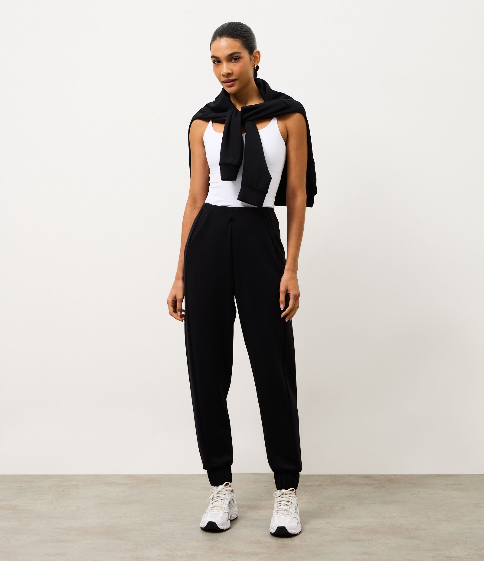 Calça Esportiva Jogger em Modal com Recorte Preto 1