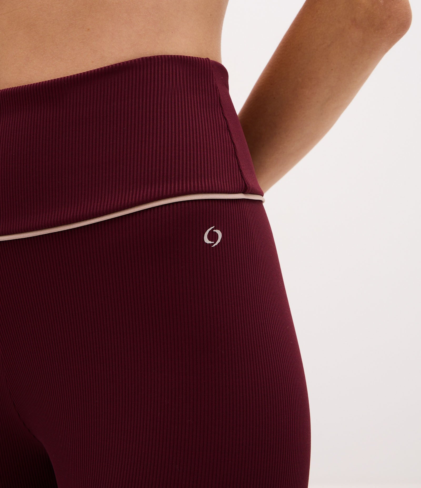 Calça Legging Esportiva em Microfibra Canelada com Friso Contrastante Bordô 3