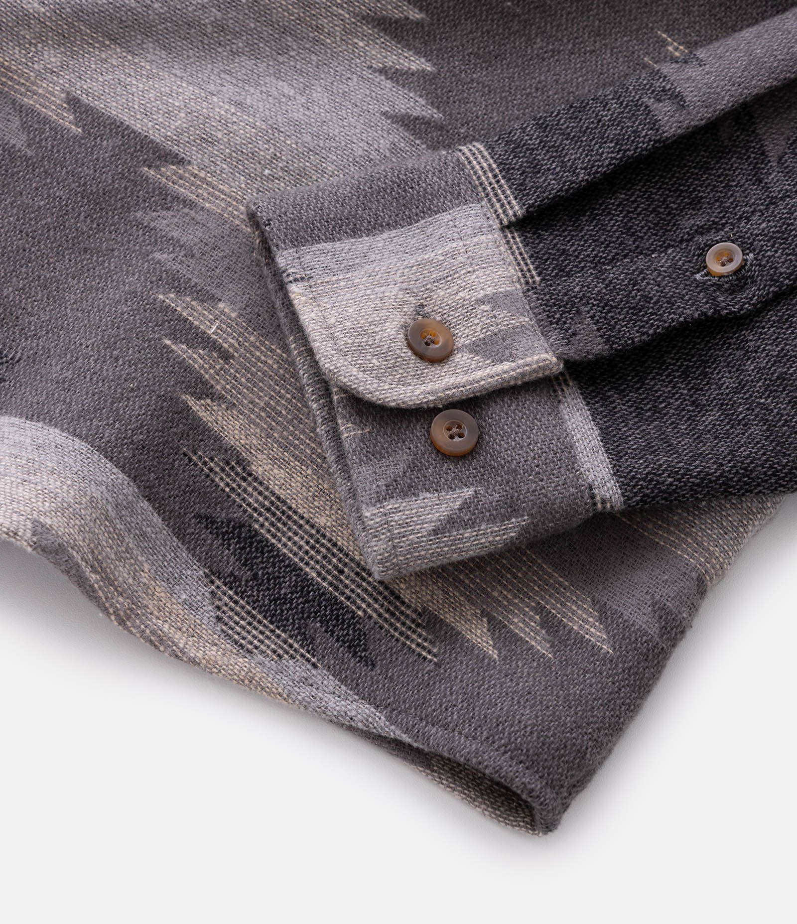 Camisa Comfort em Jacquard com Bolsos e Estampa Cinza 7