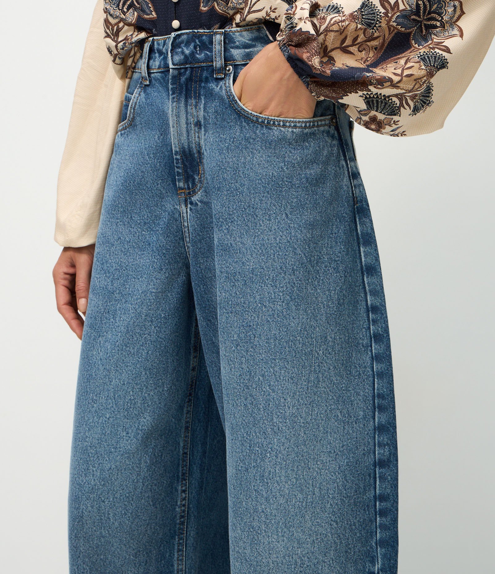 Calça Barrel em Jeans com Cintura Média Azul Médio 5