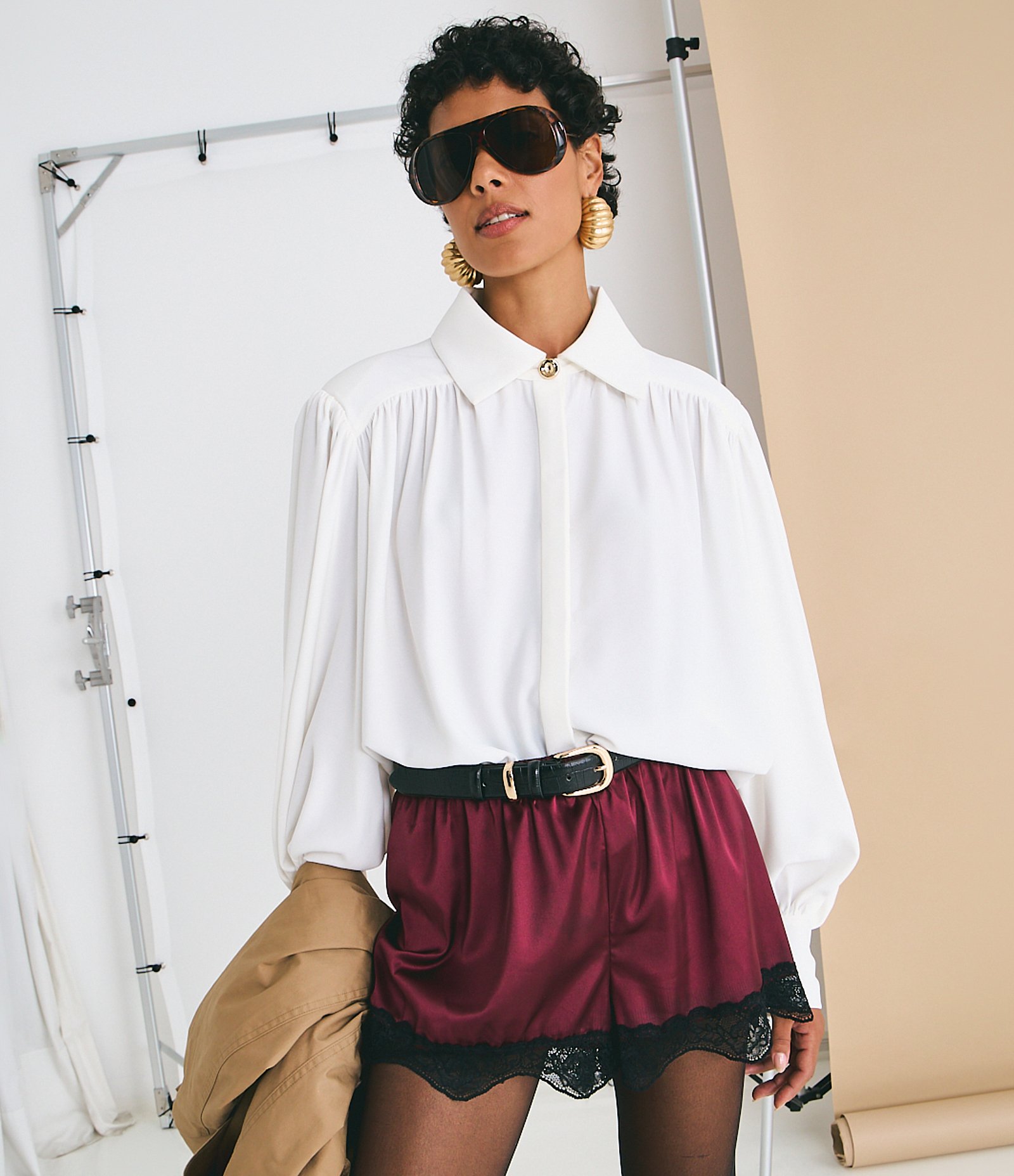 Camisa em Crepe com Franzido no Ombro e Botão Dourado em Destaque Off White 1