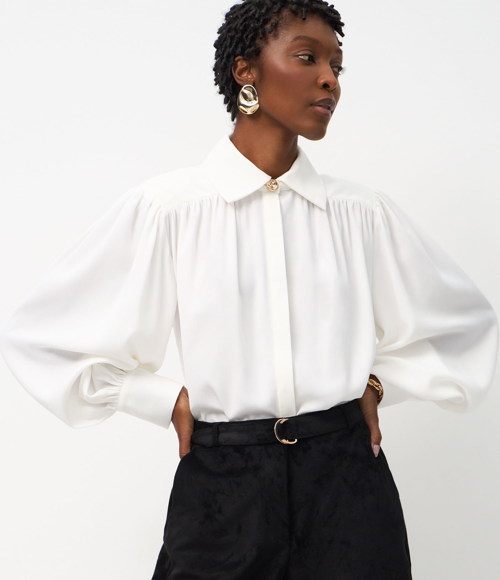 Camisa em Crepe com Franzido no Ombro e Botão Dourado em Destaque Off White 3
