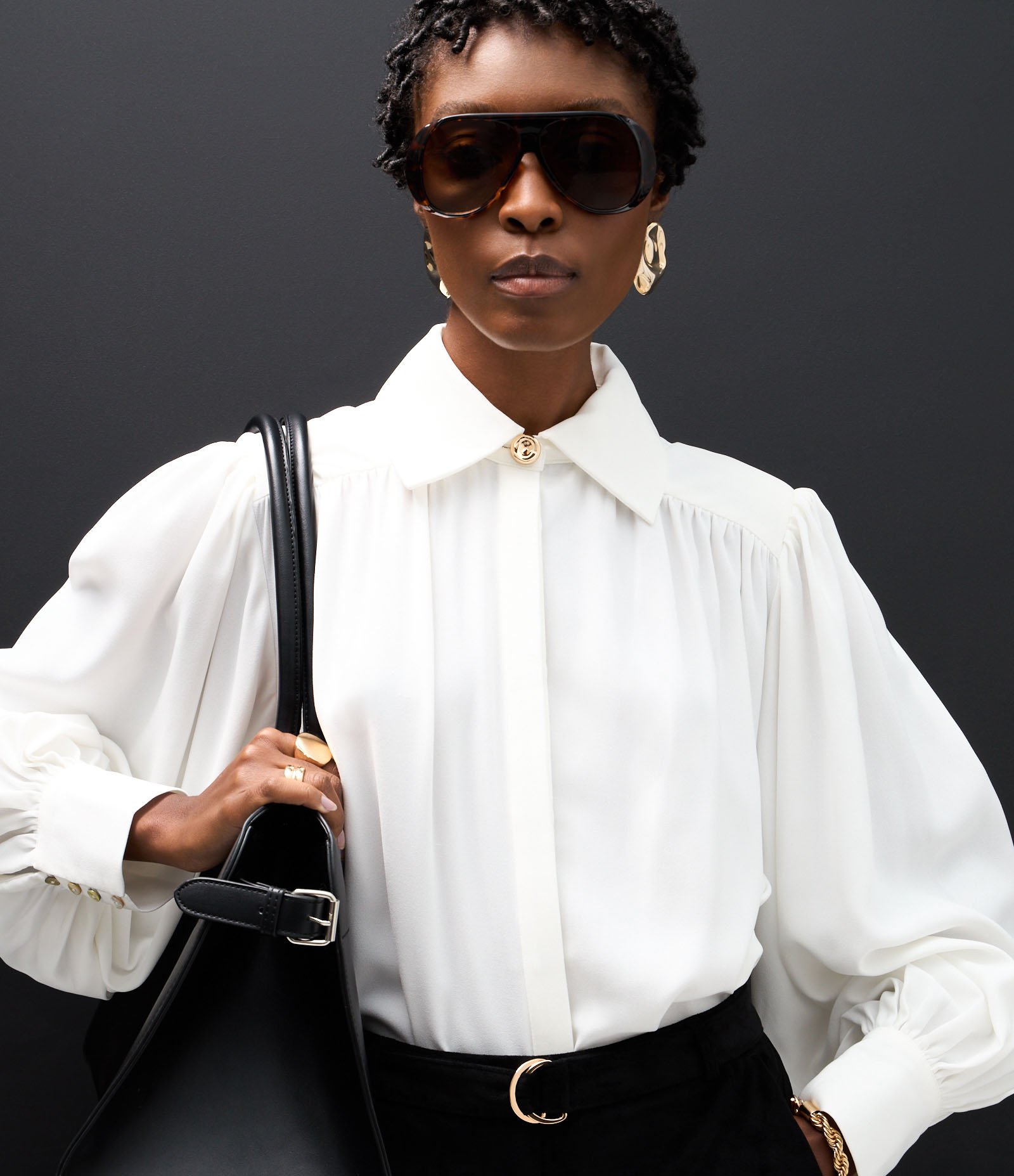 Camisa em Crepe com Franzido no Ombro e Botão Dourado em Destaque Off White 6