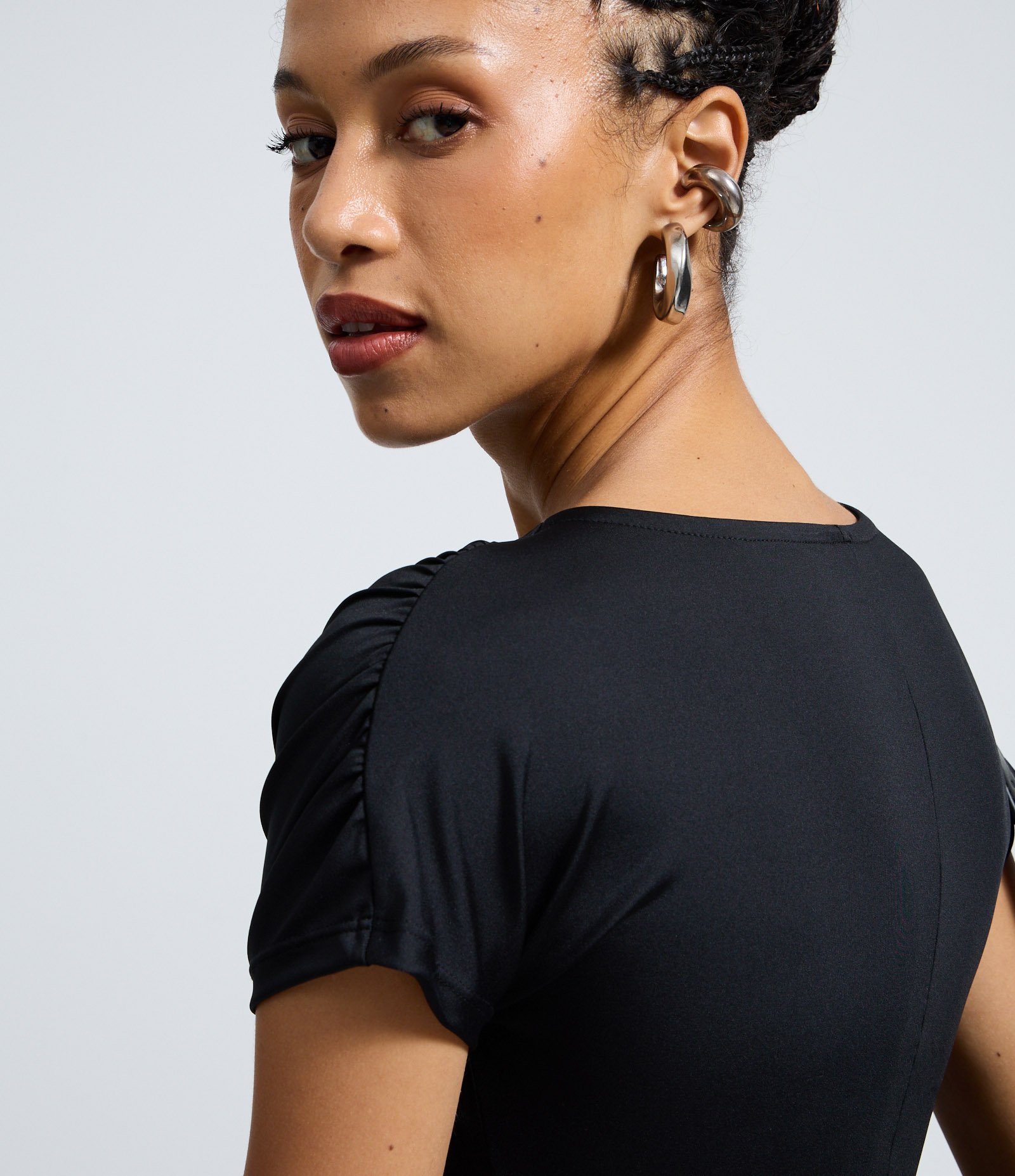 Body em Helanca com Decote Torcido Preto 4