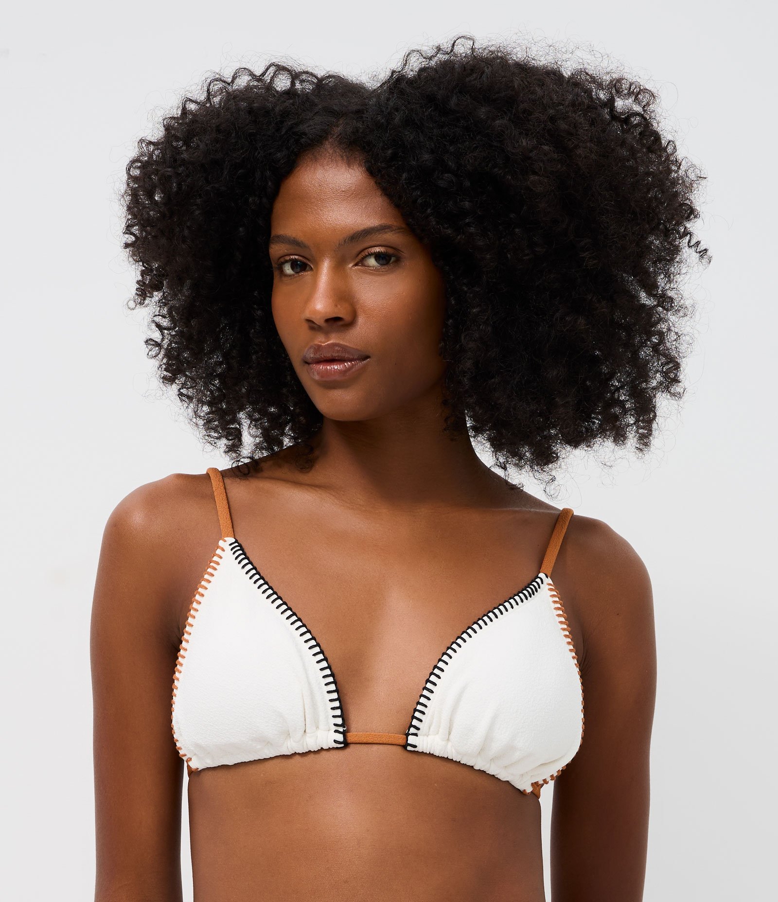Biquini Top Cortininha com Pesponto Contrastante Branco 1