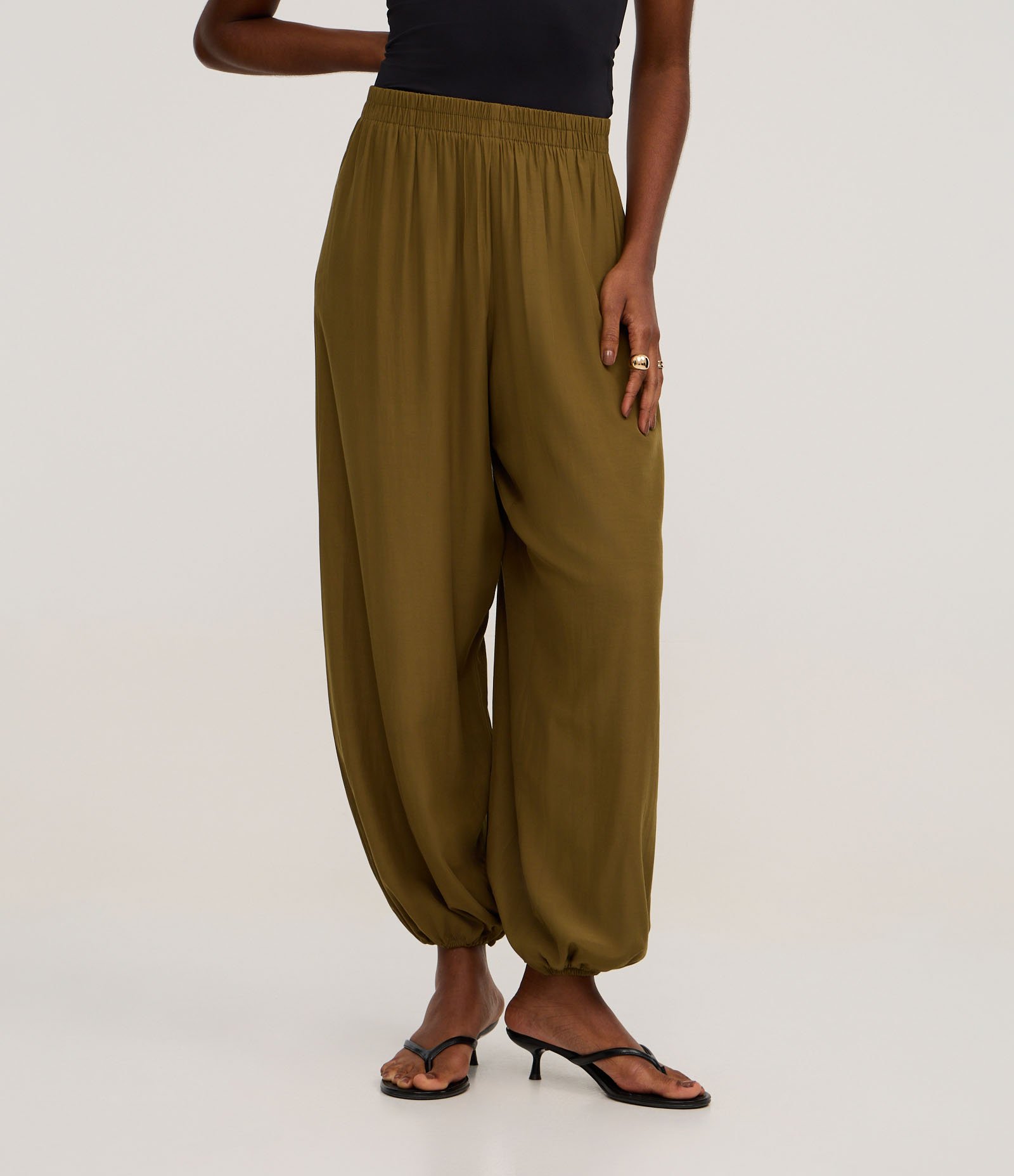 Calça Boho Balloon em Viscose com Elástico no Cós e Barra Verde Oliva 3