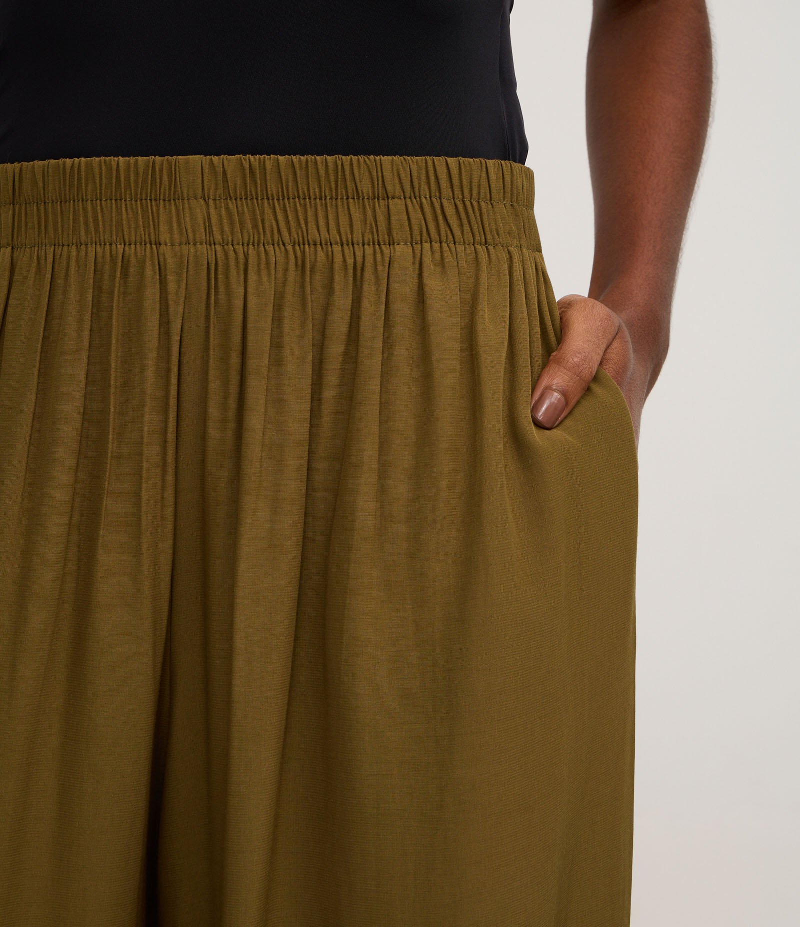 Calça Boho Balloon em Viscose com Elástico no Cós e Barra Verde Oliva 4