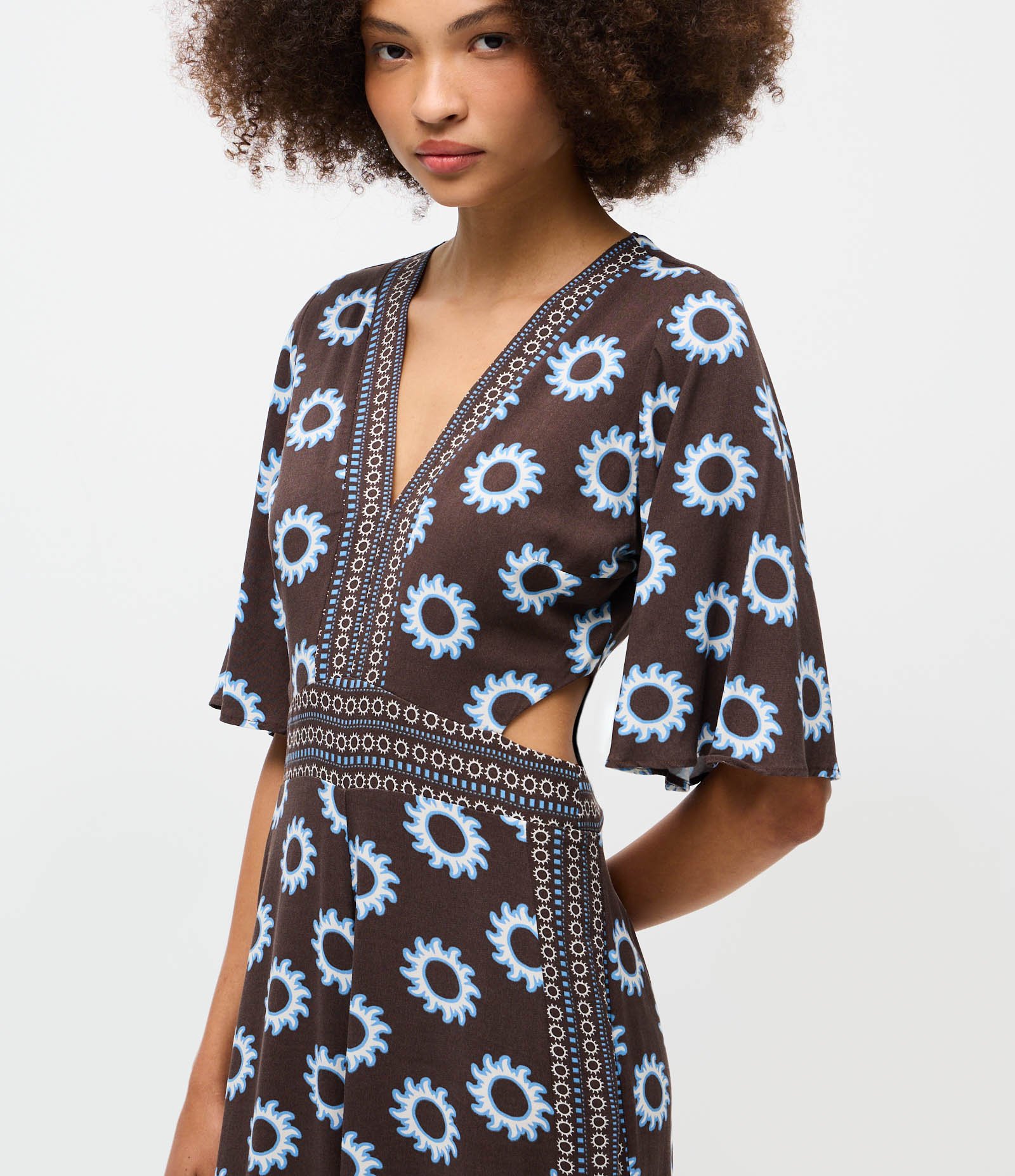 Macacão em Viscose com Decote V e Estampado Marrom Escuro 3