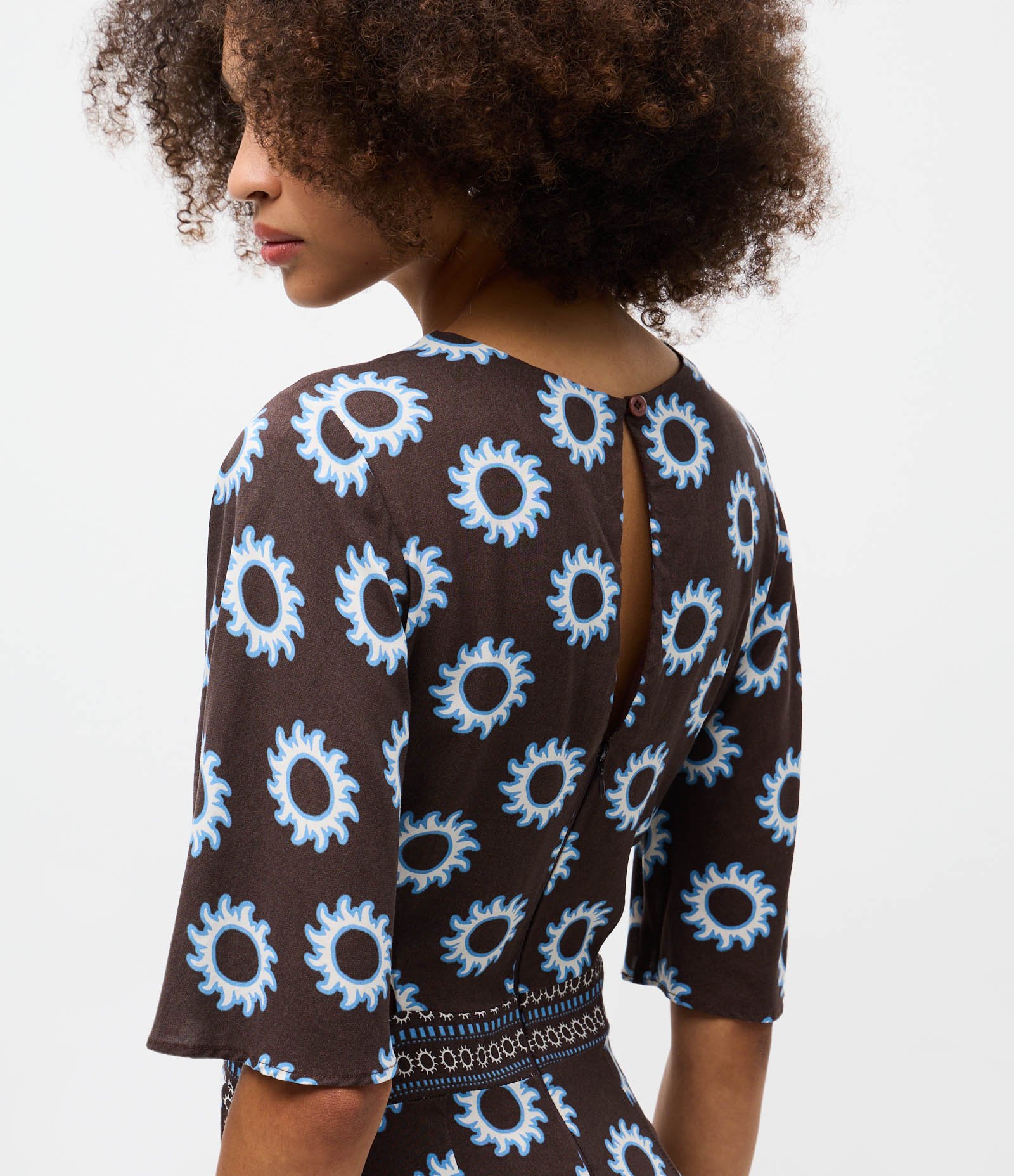 Macacão em Viscose com Decote V e Estampado Marrom Escuro 4