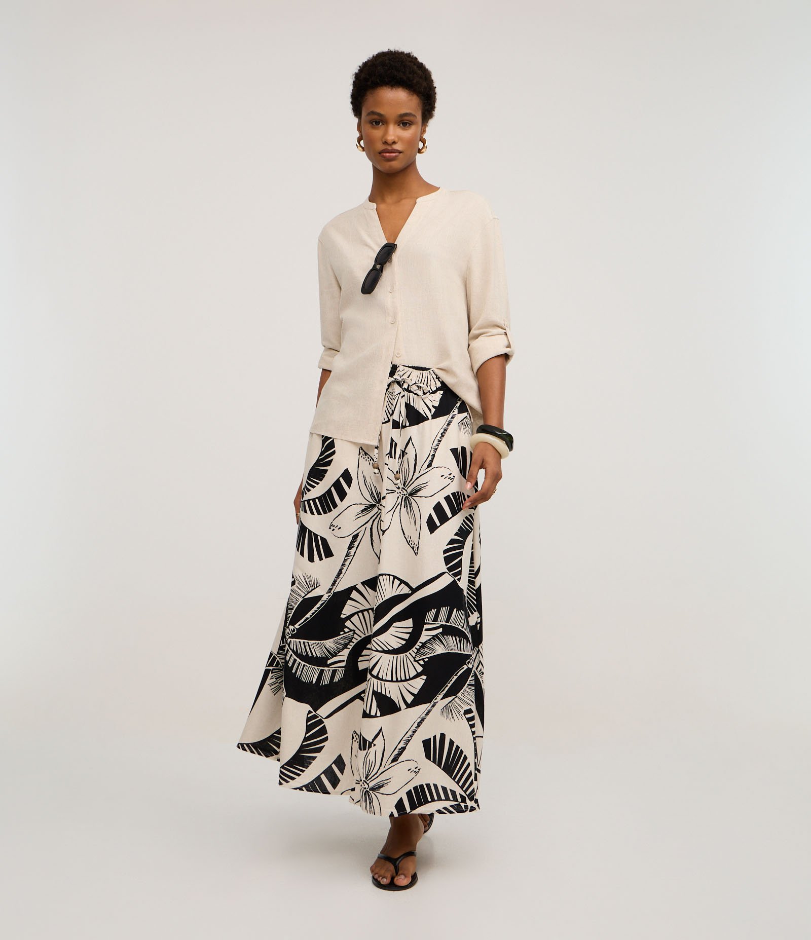 Saia Evasê em Viscolinho com Estampa Coqueiro e Folhagens Off White 1