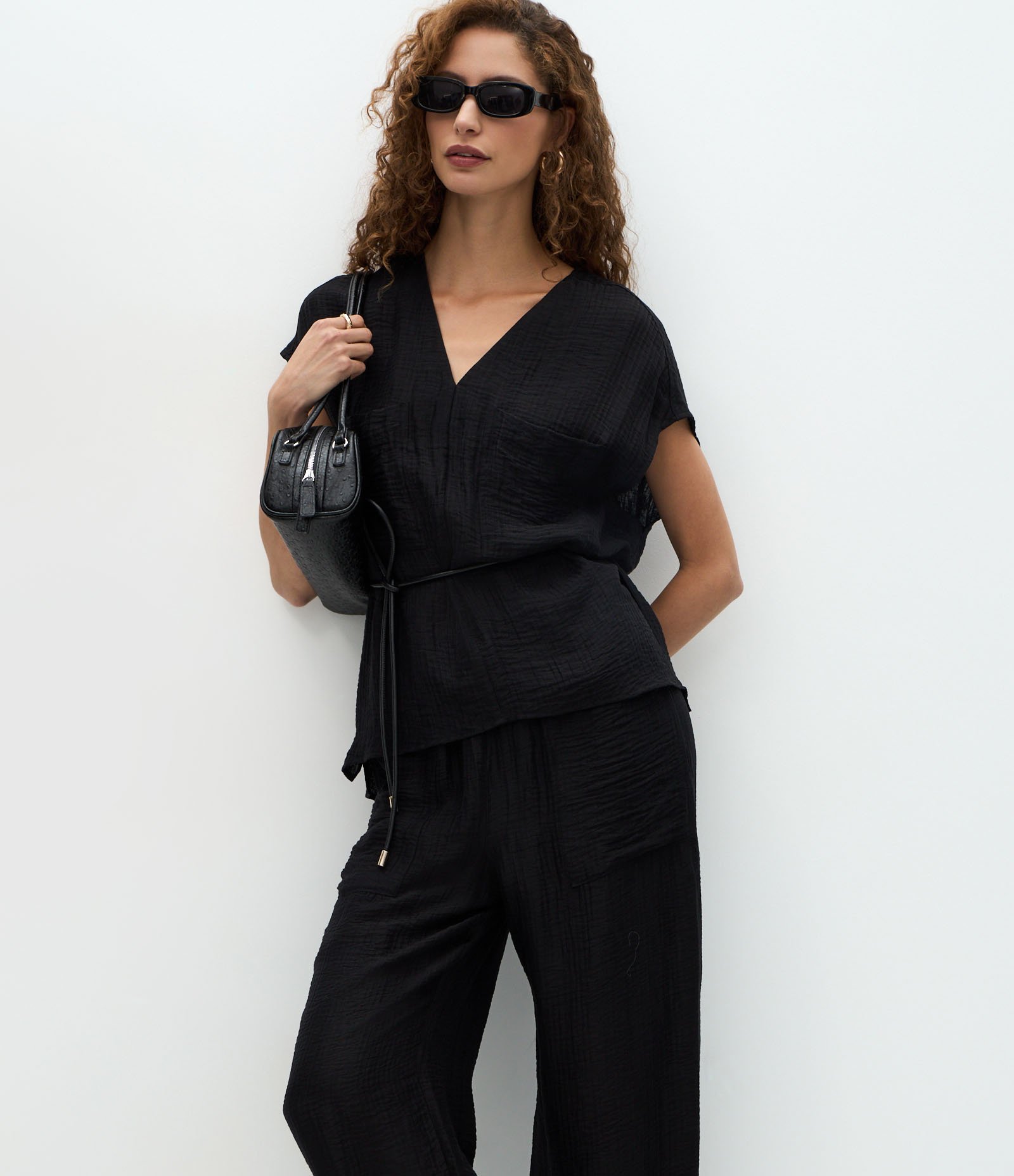 Calça Reta em Viscose com Bolsos Frontais e Cordão para Amarração Preto 2