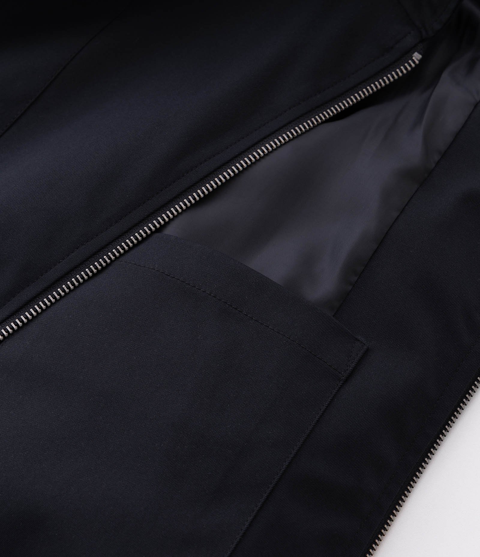 Jaqueta Boxy com Elástico na Barra e Recortes Preto 9