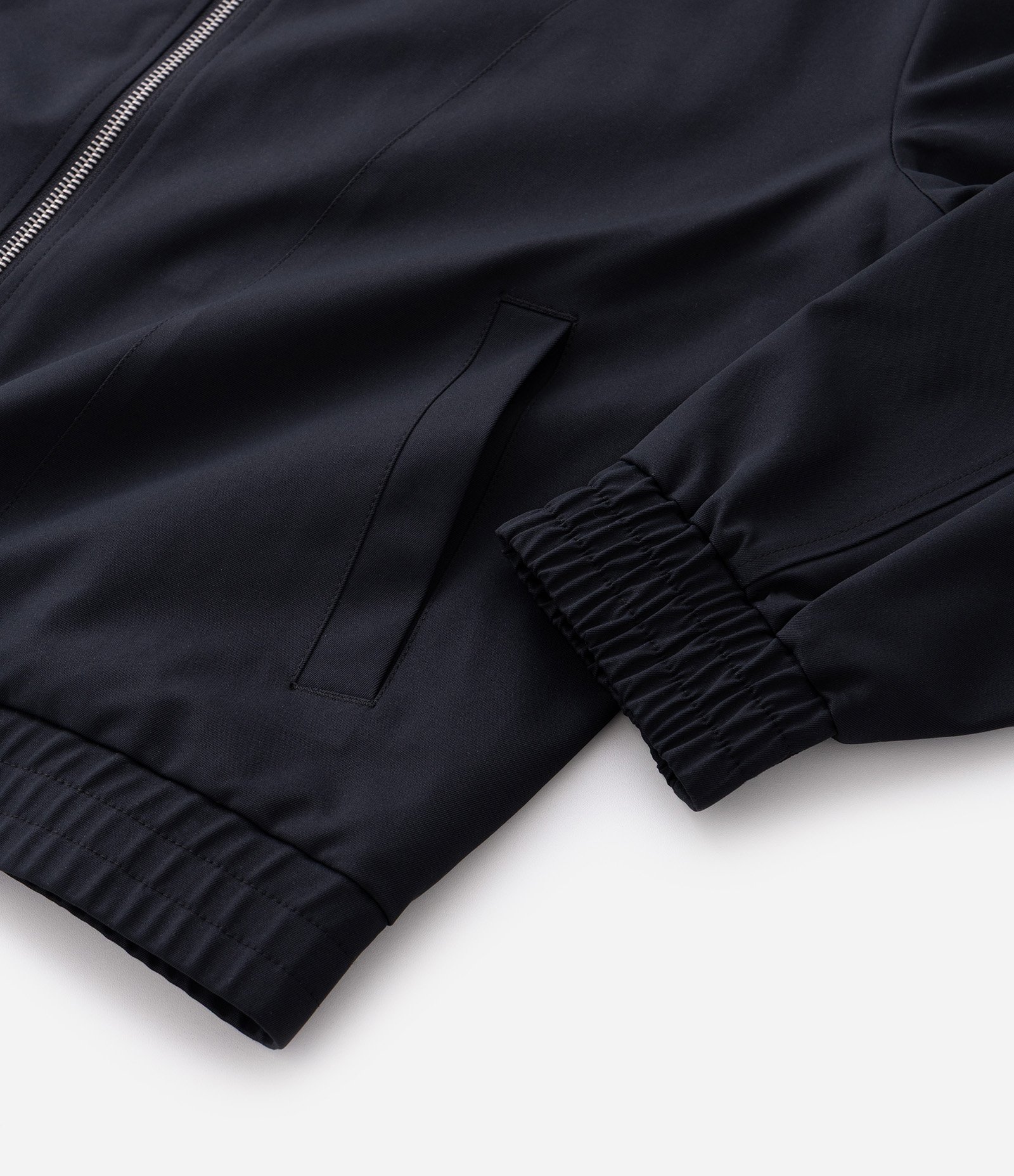 Jaqueta Boxy com Elástico na Barra e Recortes Preto 10