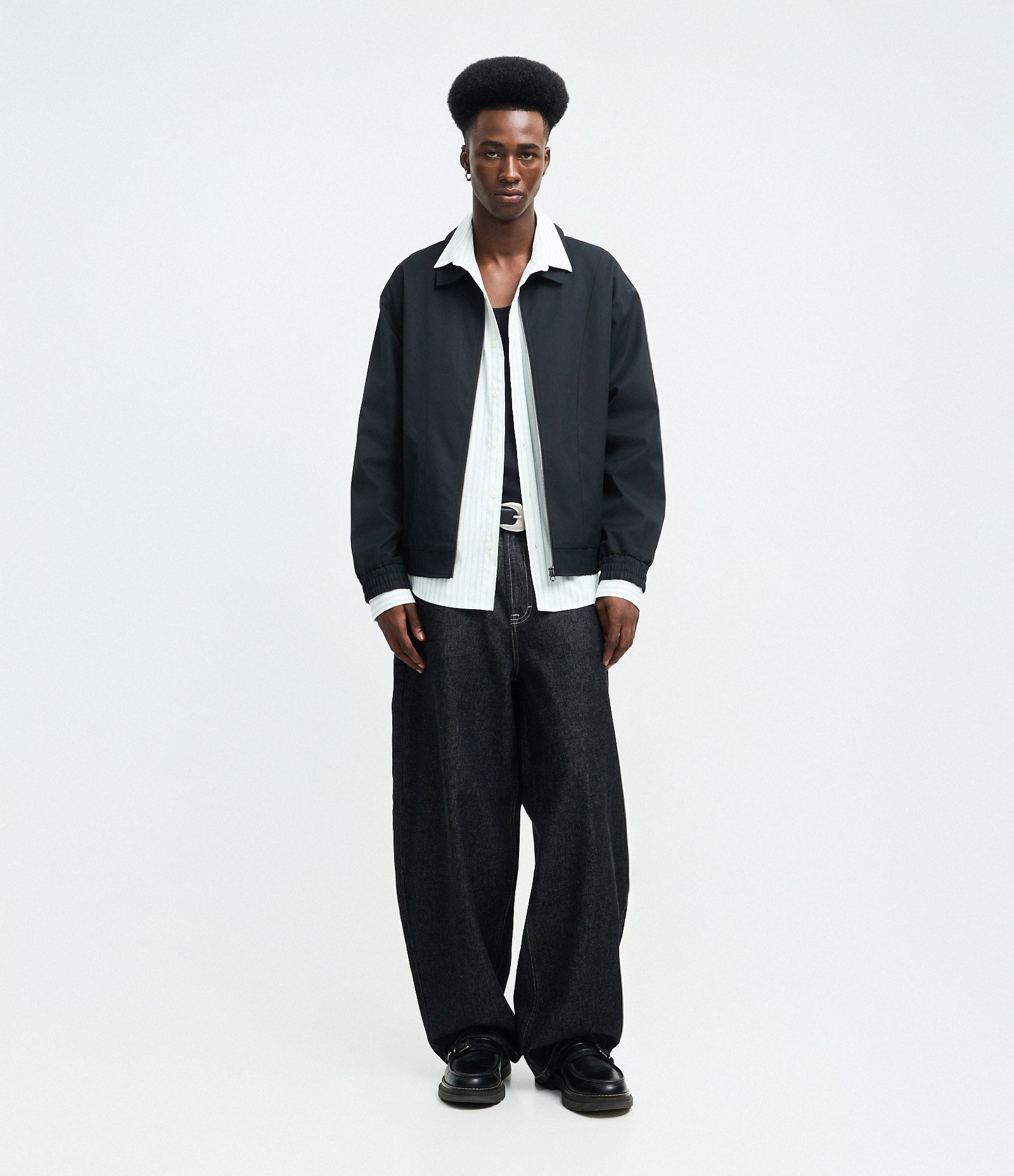 Jaqueta Boxy com Elástico na Barra e Recortes Preto 2