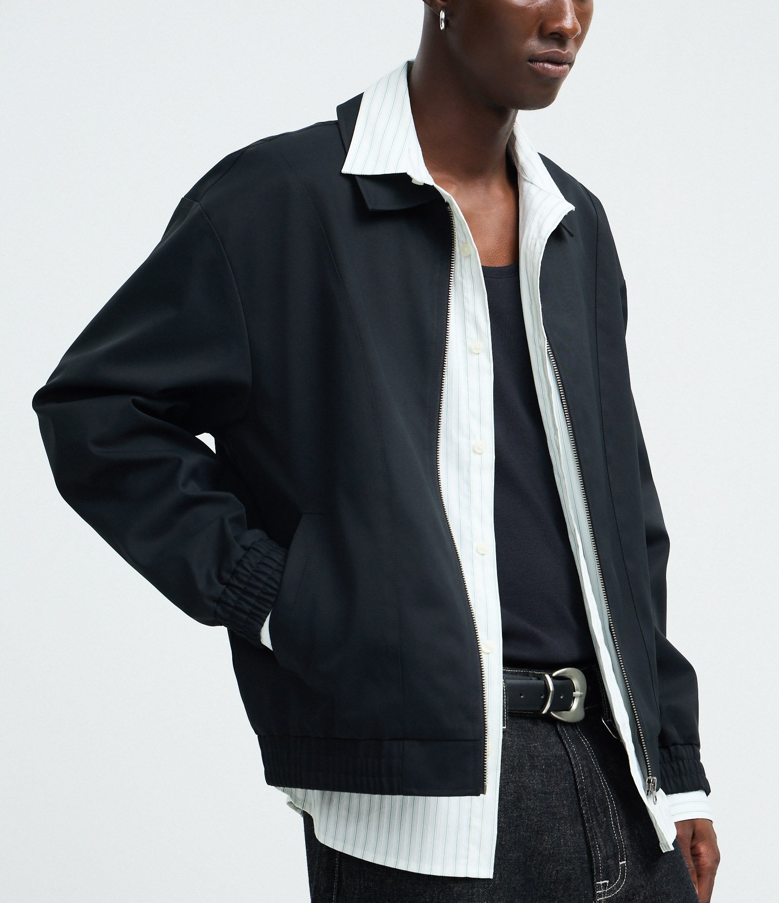 Jaqueta Boxy com Elástico na Barra e Recortes Preto 3