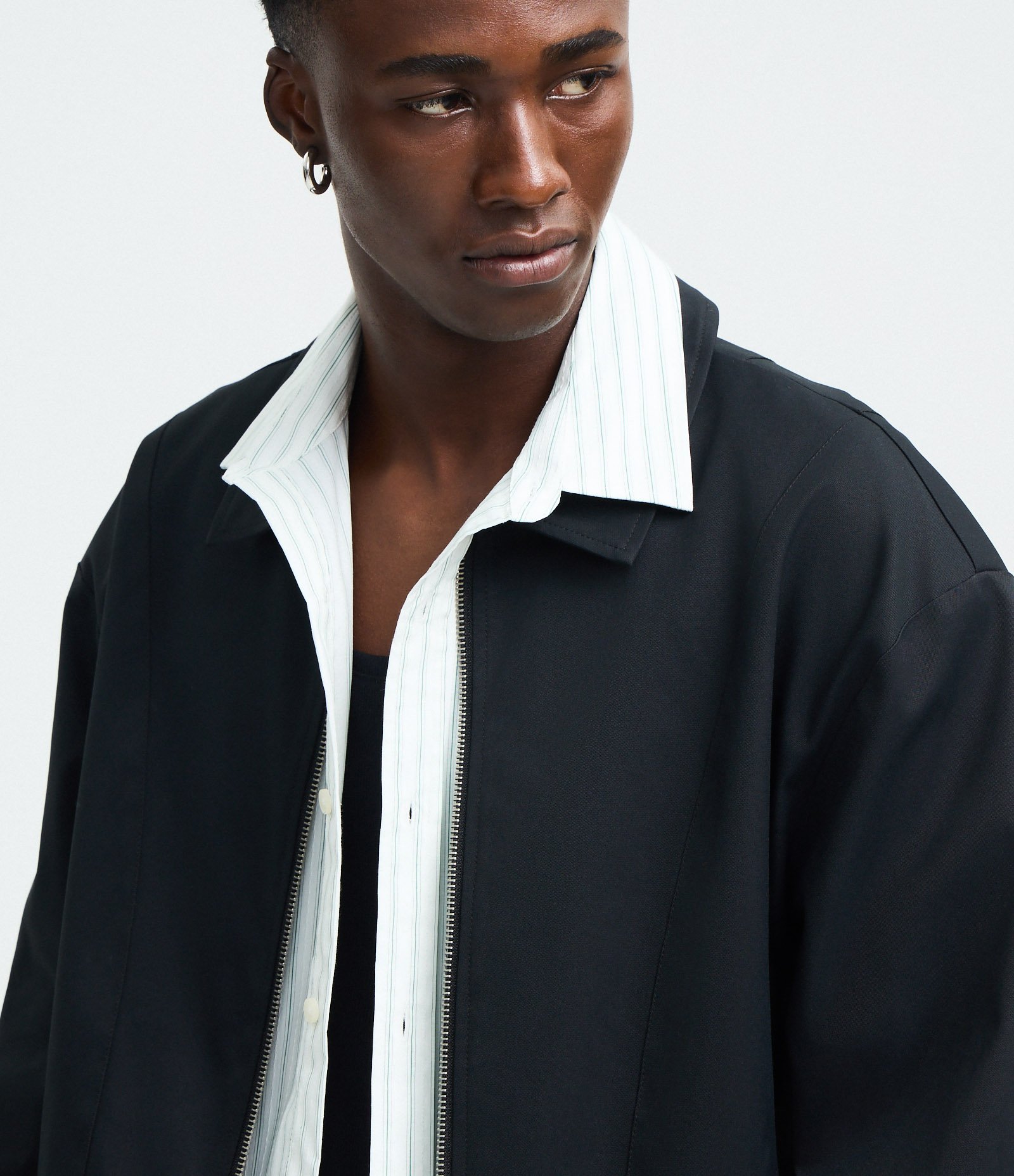 Jaqueta Boxy com Elástico na Barra e Recortes Preto 4