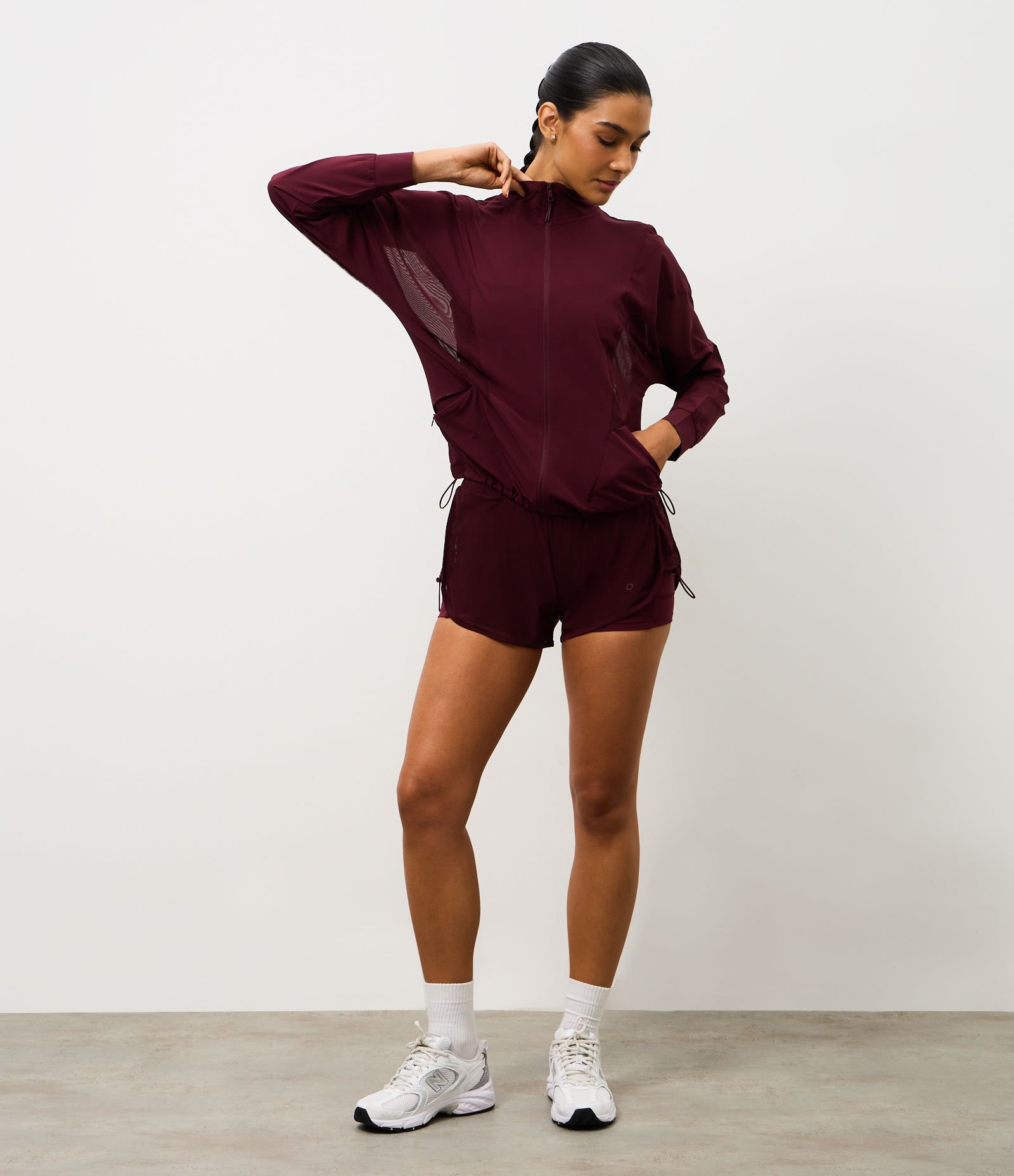 Jaqueta Esportiva Quebra Vento com Recortes em Tule Vinho 2