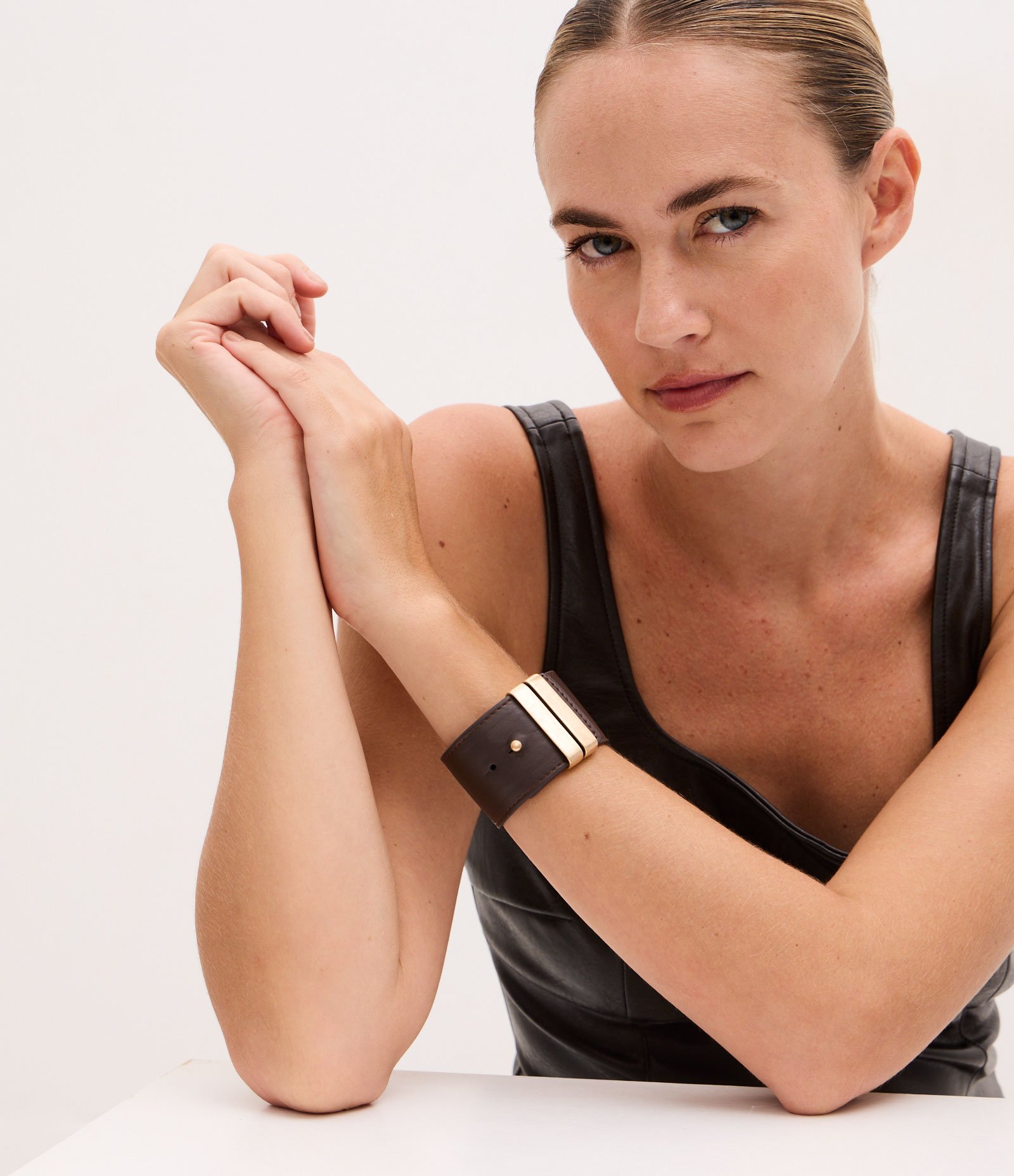 Bracelete em PU com Fivela e Ajuste Marrom 1