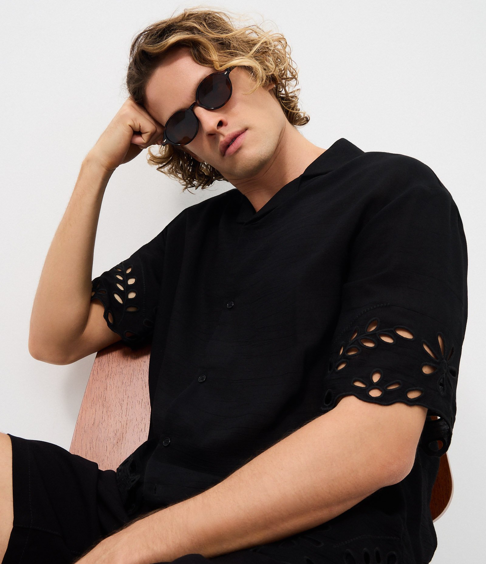 Camisa Boxy Manga Curta em Tricoline com Jacquard Bordado Floral Preto 1