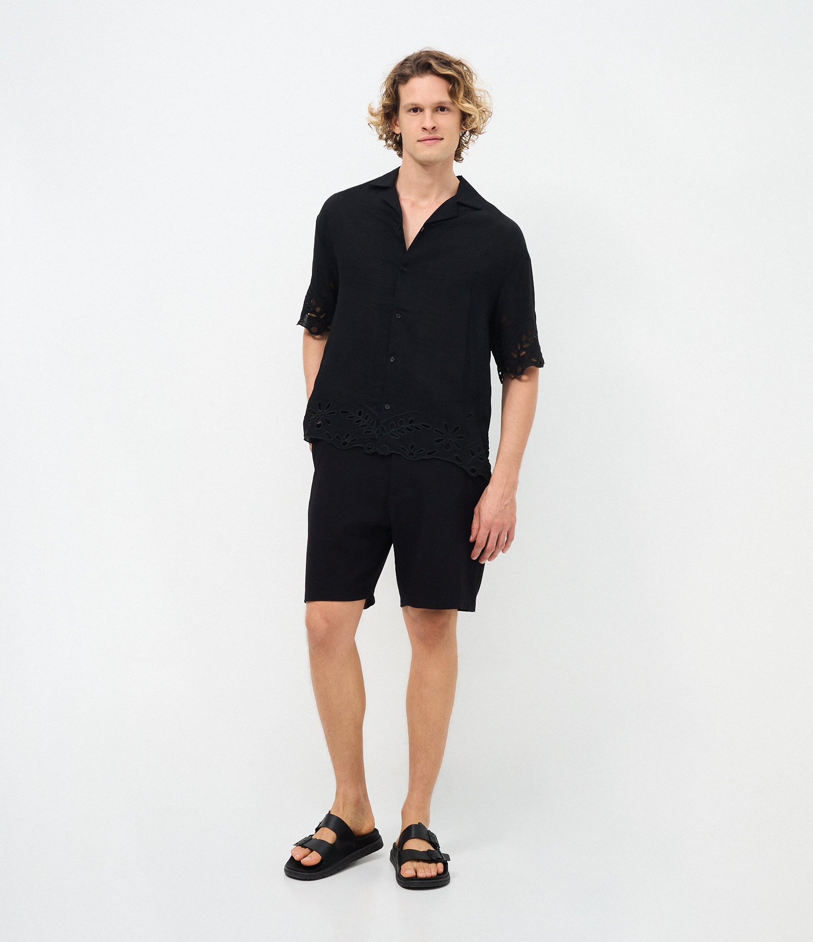 Camisa Boxy Manga Curta em Tricoline com Jacquard Bordado Floral Preto 2