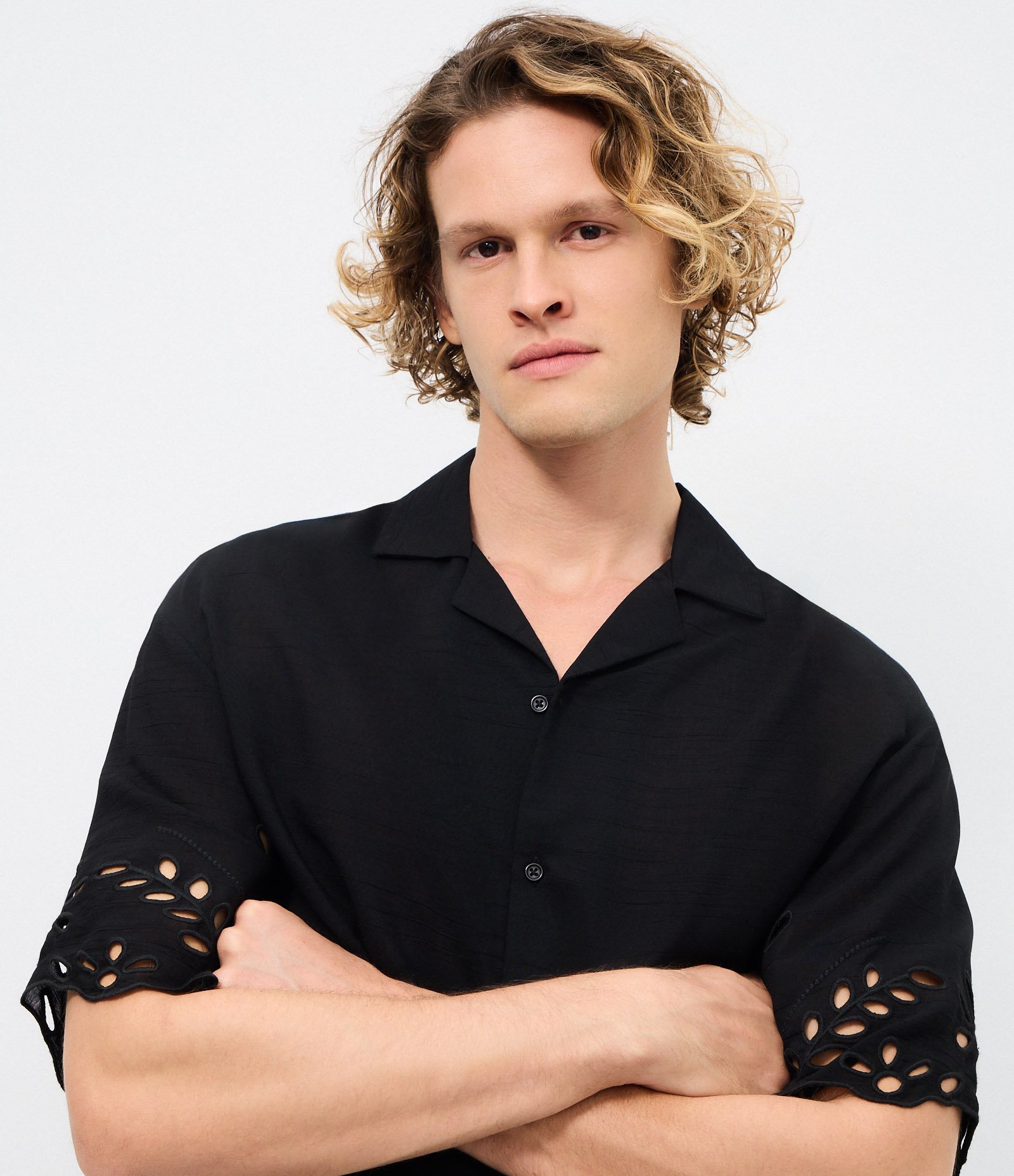 Camisa Boxy Manga Curta em Tricoline com Jacquard Bordado Floral Preto 3