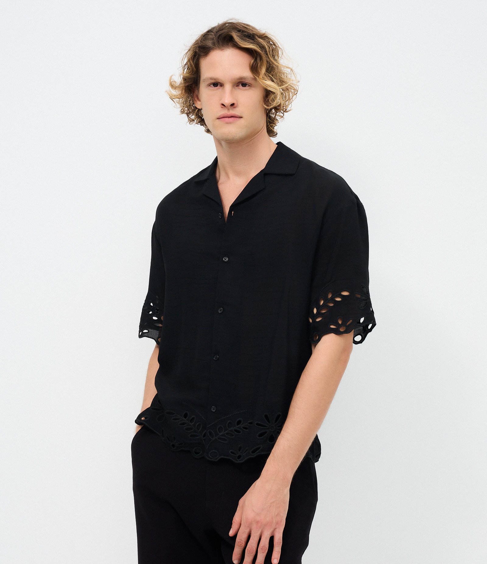 Camisa Boxy Manga Curta em Tricoline com Jacquard Bordado Floral Preto 4