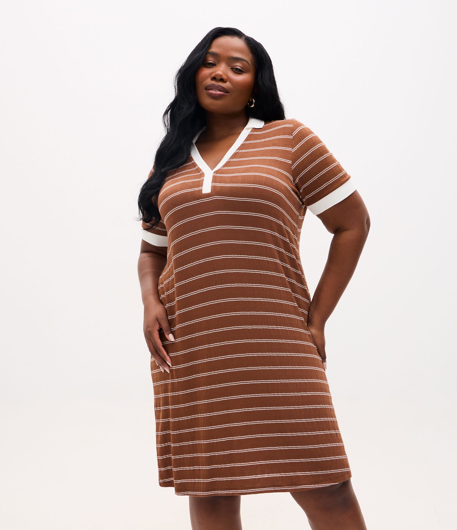 Vestido Curto em Viscose com Listras Curve & Plus Size Marrom 1