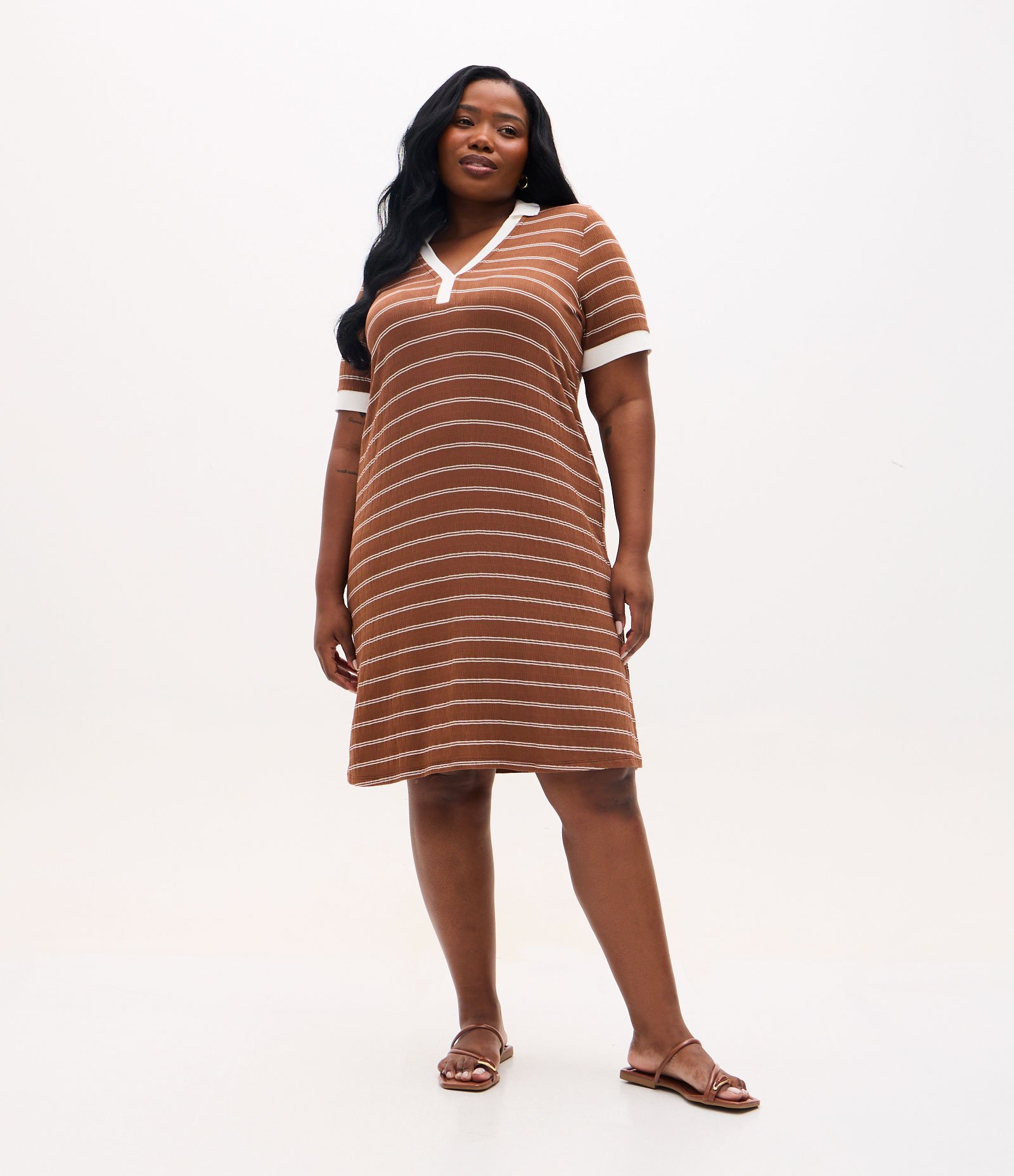 Vestido Curto em Viscose com Listras Curve & Plus Size Marrom 2