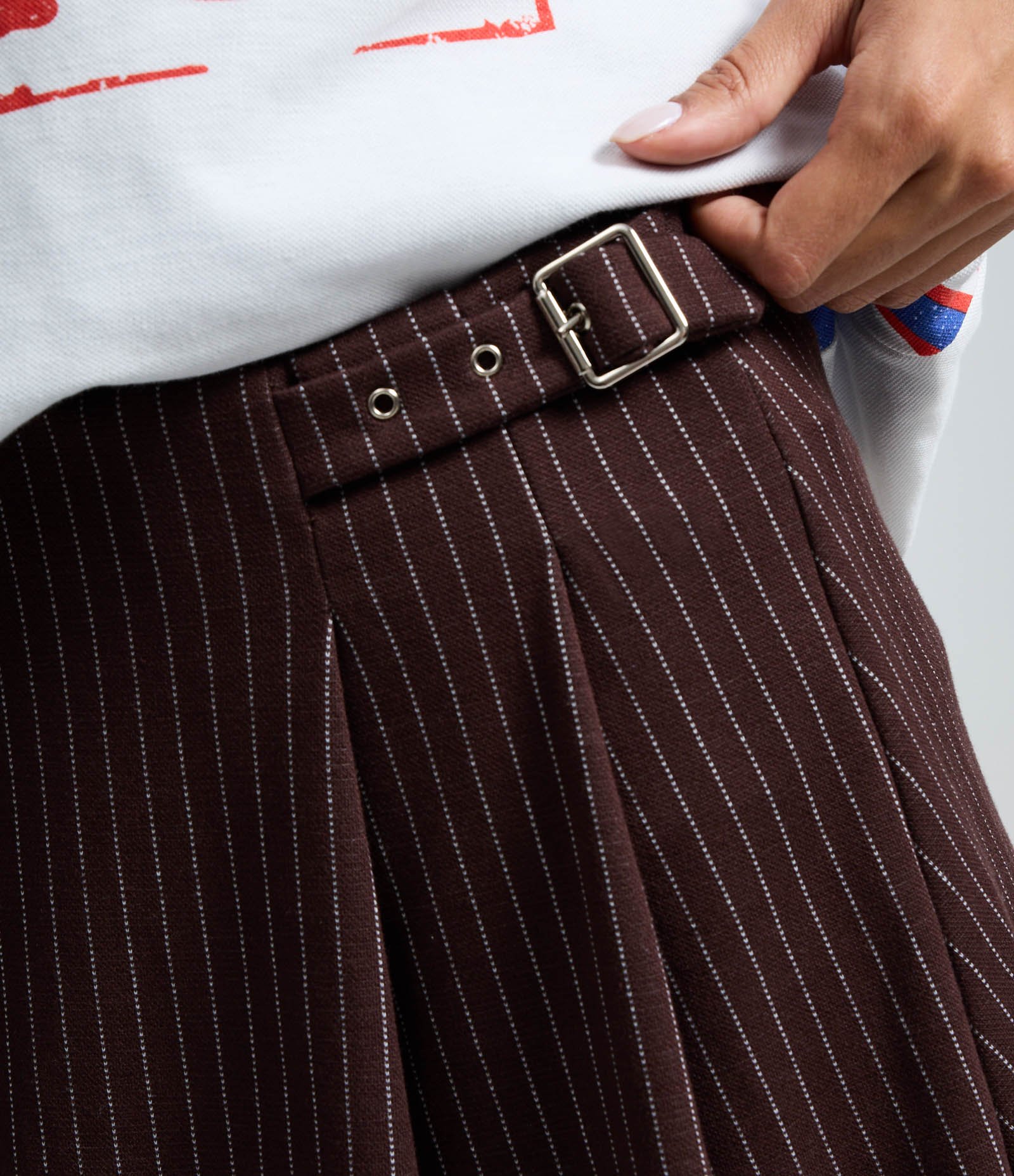 Short Saia Risca de Giz com Fivela Lateral Marrom 4