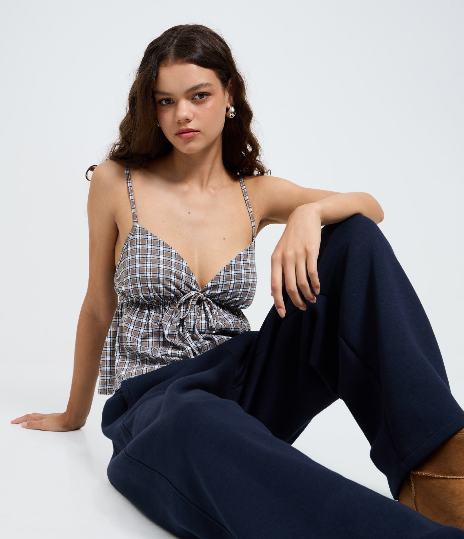 Blusa Xadrez de Alcinha em Algodão com Decote V Marrom 1